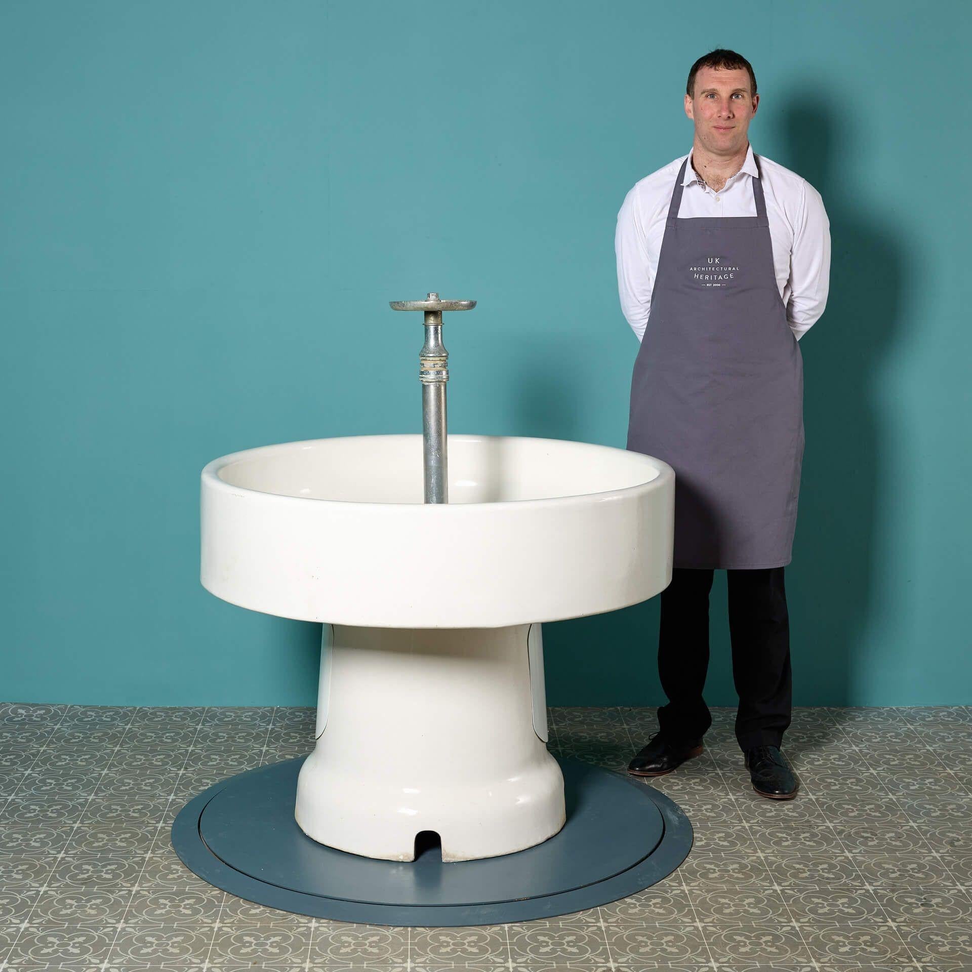 Ein großes und beeindruckendes rundes Gemeinschaftswaschbecken von Royal Doulton. Dieses spektakuläre Waschbecken ist ideal für ein kommerzielles Badezimmerprojekt als Gemeinschaftswaschbecken, kann aber auch in einem großen Innenraum wie einer