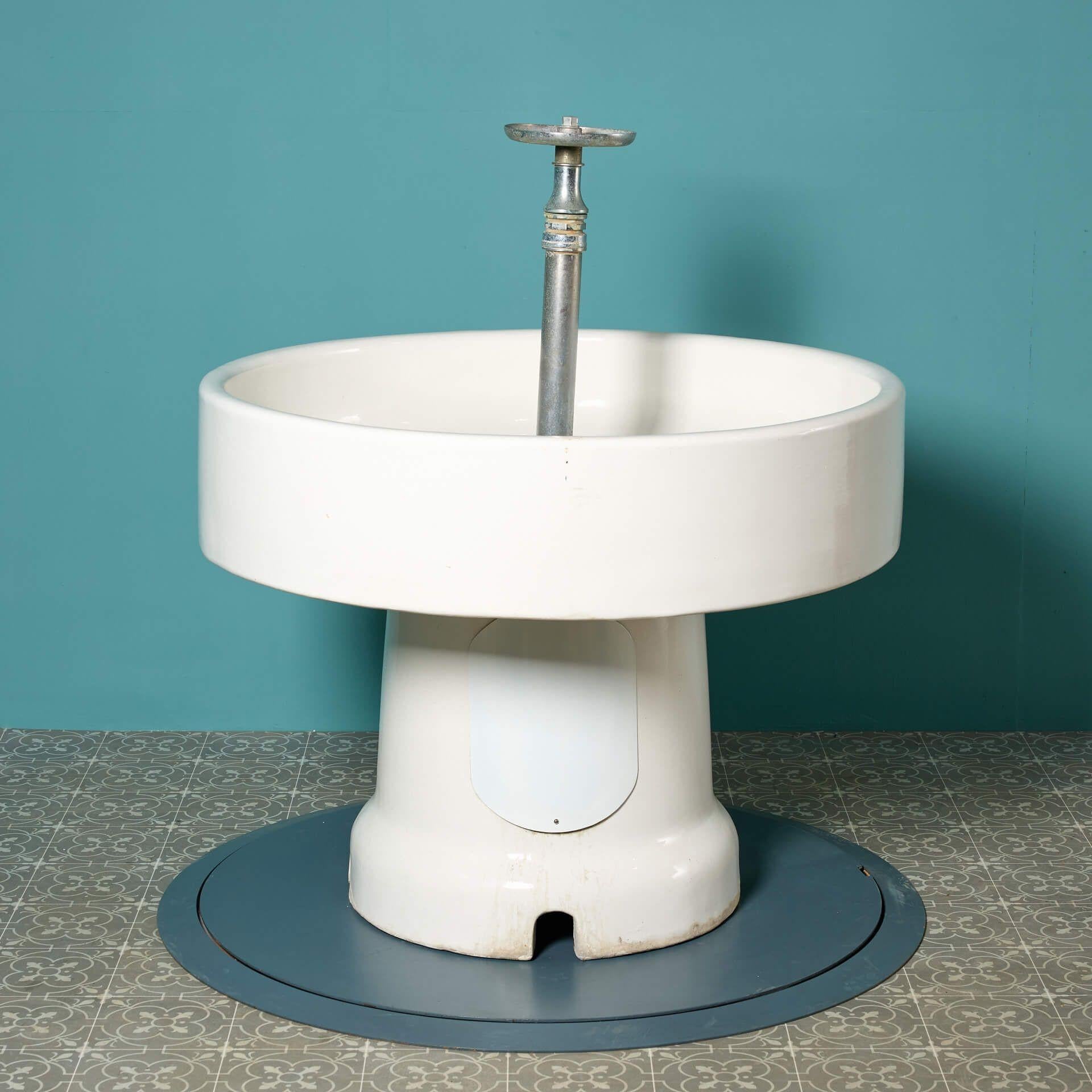 Großer rund glasierter Communal-Waschbecken von Royal Doulton (Edwardian) im Angebot