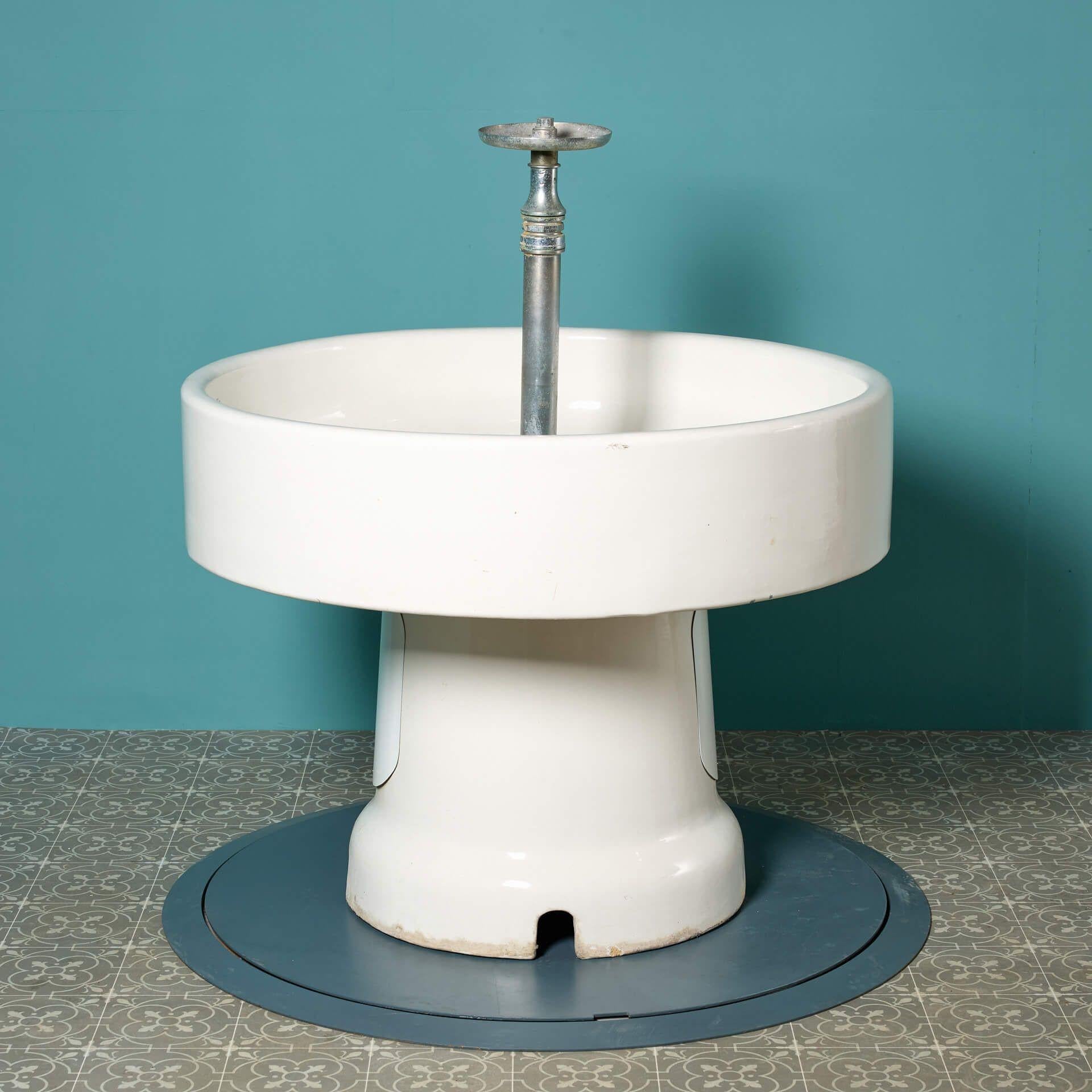 Großer rund glasierter Communal-Waschbecken von Royal Doulton (Englisch) im Angebot