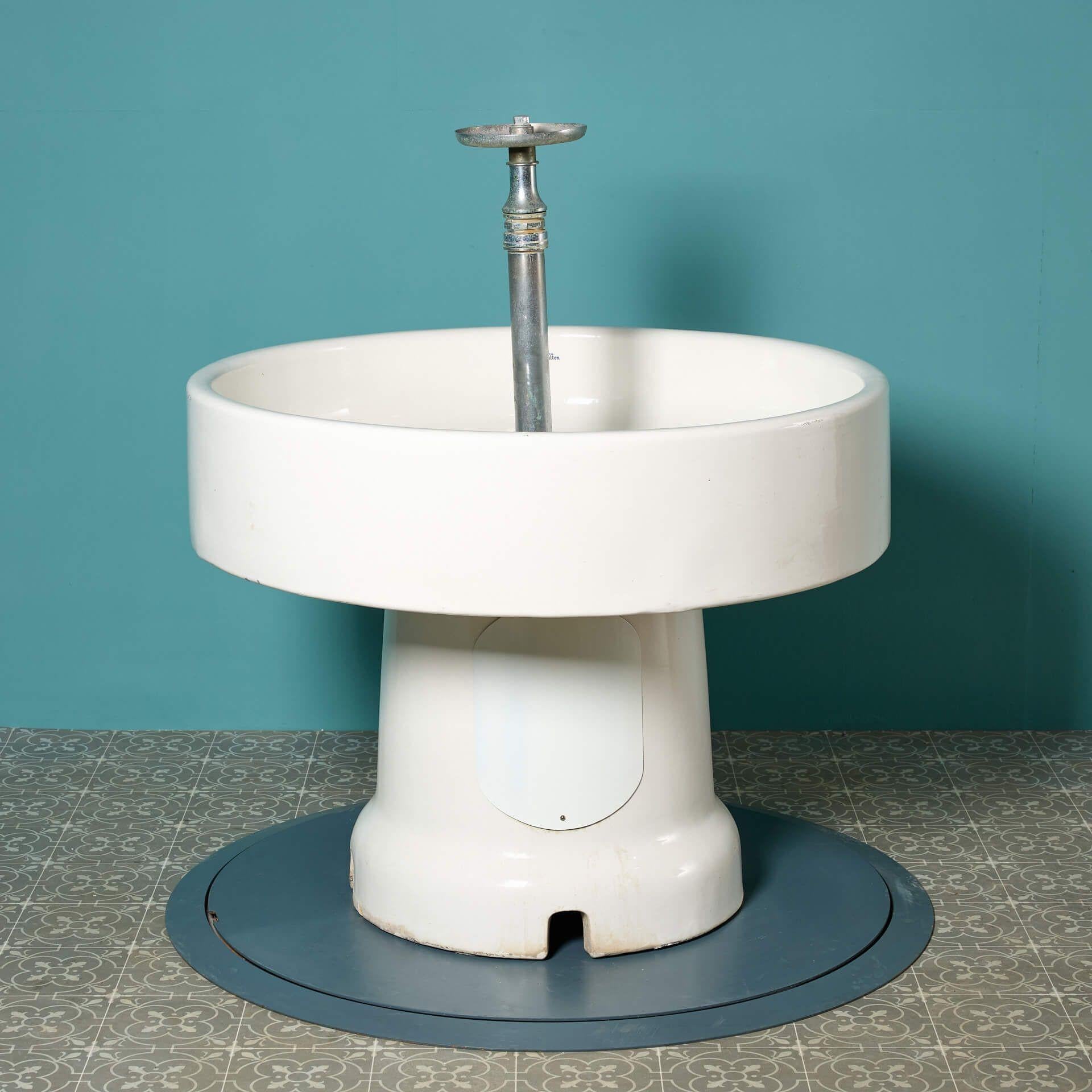 Großer rund glasierter Communal-Waschbecken von Royal Doulton im Zustand „Relativ gut“ im Angebot in Wormelow, Herefordshire