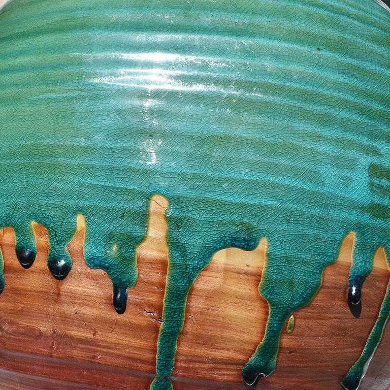 Großer runder grüner und brauner Tropfglasur-Keramik-Pflanzgefäß mit Griffen (Böhmisch) im Angebot
