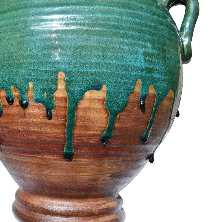 Großer runder grüner und brauner Tropfglasur-Keramik-Pflanzgefäß mit Griffen (Hongkong) im Angebot