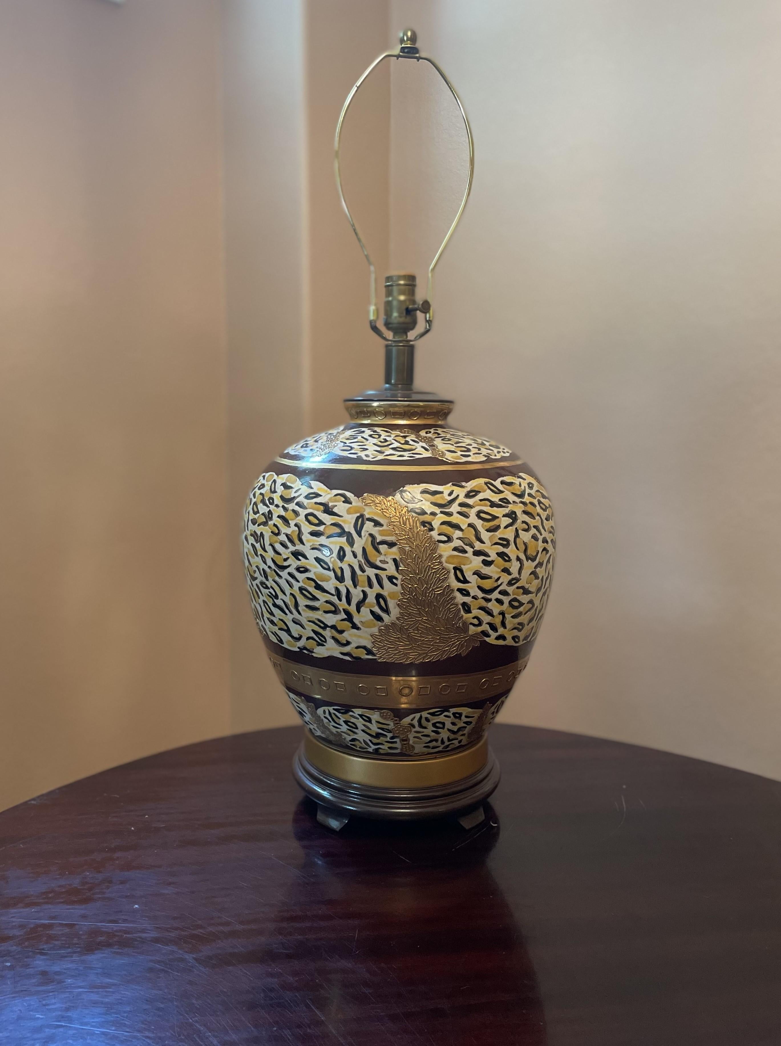 Diese große, handbemalte Keramik-Tischlampe versprüht mit ihrem Tiermotiv eine tolle Stimmung, die Ihre inneren Safariträume weckt. Es ist ein einzigartiges Stück. Die neutrale Farbpalette aus Braun-, Braun-, Schwarz- und Cremetönen, die mit Messing