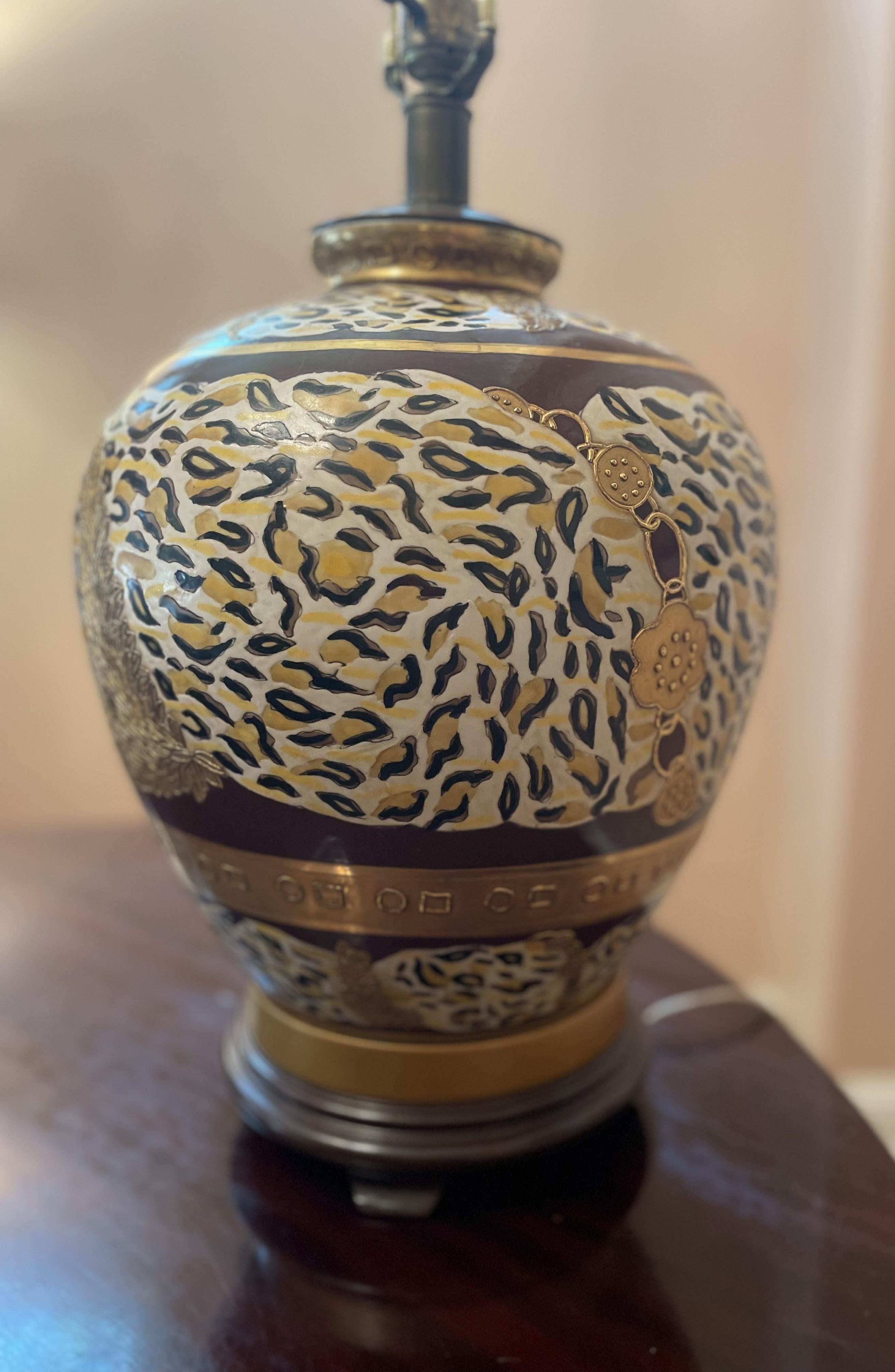 Große runde handbemalte Tischlampe aus Keramik und Messing mit Tiermotiv (20. Jahrhundert) im Angebot