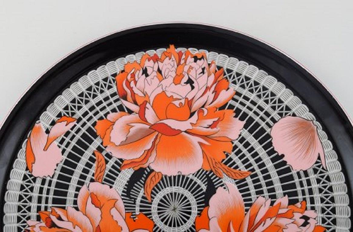 Large round Hermes porcelain serving dish decorated with red flowers on a black and white patterned background, 1980s.
Measures: 31 x 1.7 cm.
In excellent condition.
Stamped.