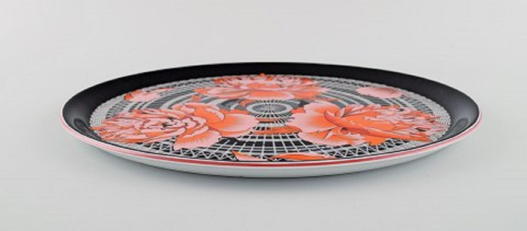 Large Round Hermes Porcelain Serving Dish Decorated with Red Flowers, 1980s In Excellent Condition In Copenhagen, DK