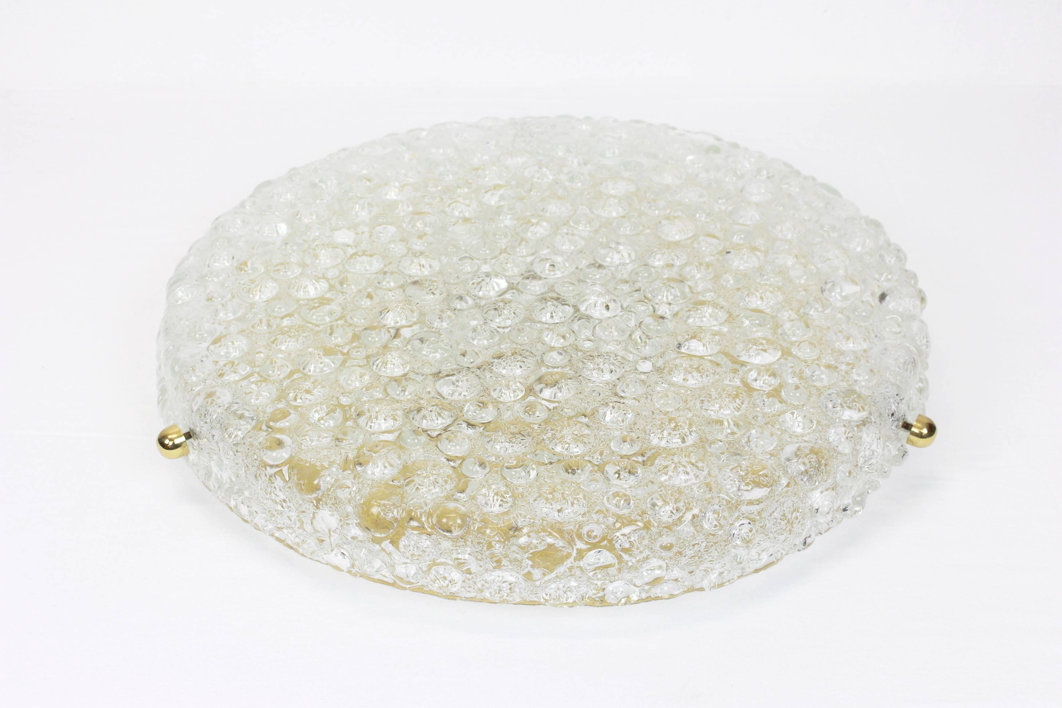 Ein wundervoller runder Eisglashalter von Hillebrand Leuchten, Deutschland, 1970er Jahre.
Dickes, strukturiertes Eisglas auf einer Messingbasis befestigt.

Hochwertig und in sehr gutem Zustand. Gereinigt, gut verkabelt und einsatzbereit.

Die