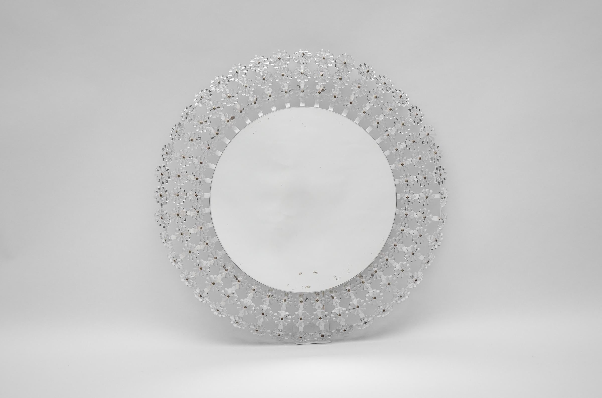 Magnifique miroir mural rond à fleurs avec fond éclairé et des centaines de fleurs en Lucite, Autriche. Bon état de fonctionnement. 

Un miroir mural rond avec un tube lumineux circulaire derrière lui.
  