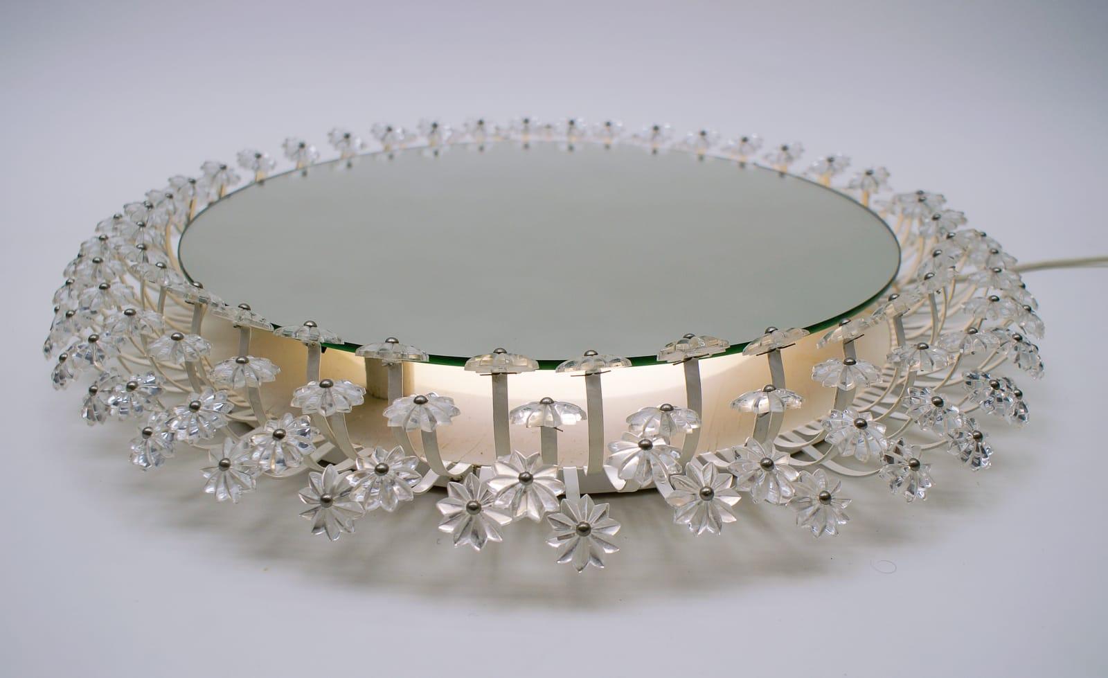Milieu du XXe siècle Grand miroir rond en lucite éclairé à fleurs, Emil Stejnar Rupert Nikoll, 1955 en vente
