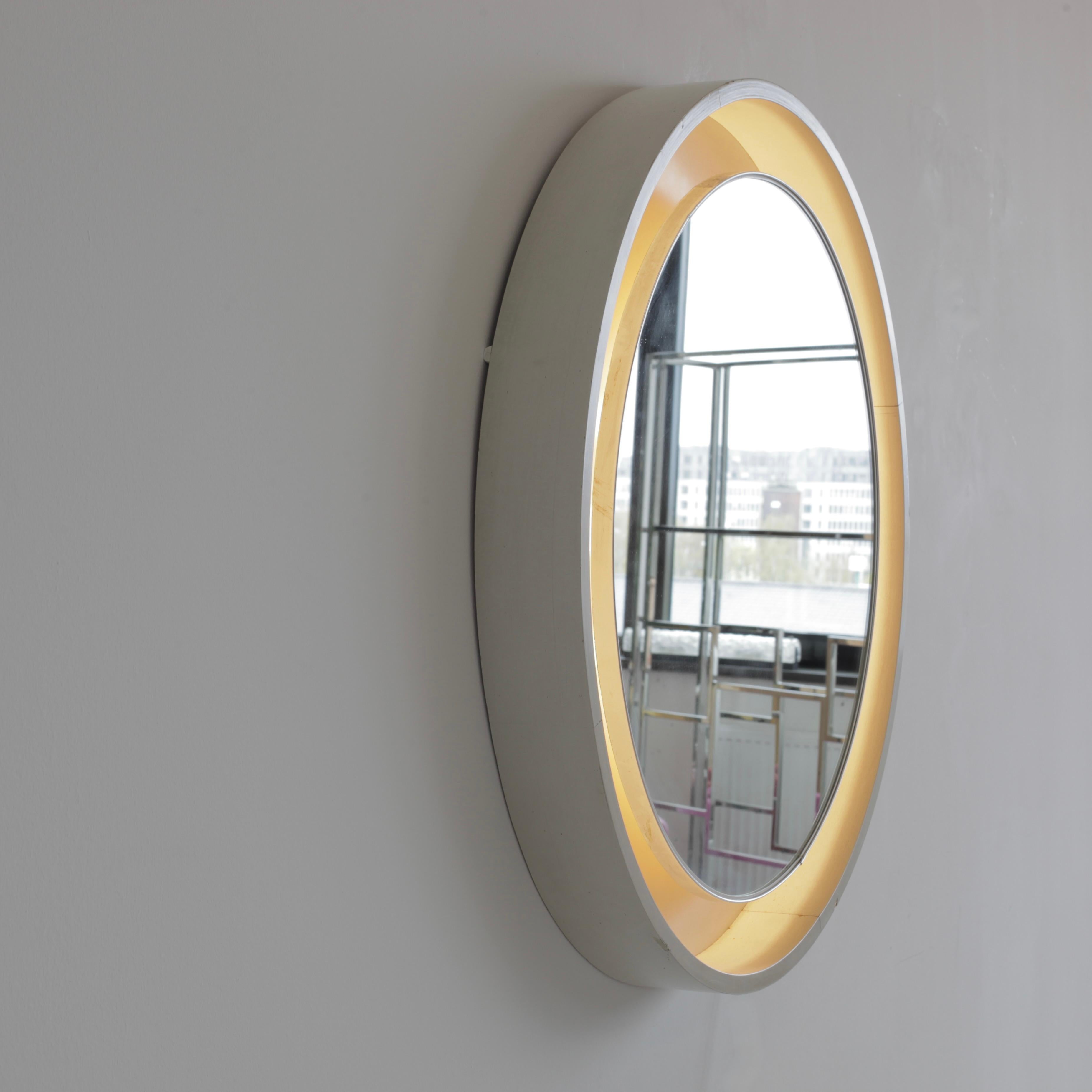 Großer Spiegel mit Holzrahmen. Italien, 1970er Jahre.

Großer beleuchteter Spiegel mit 8 Lichtfassungen, versteckt hinter dem Spiegelglas. Bemaltes und geschwungenes Holz in hellgrau mit Spiegeleinsatz und Hintergrundbeleuchtung.