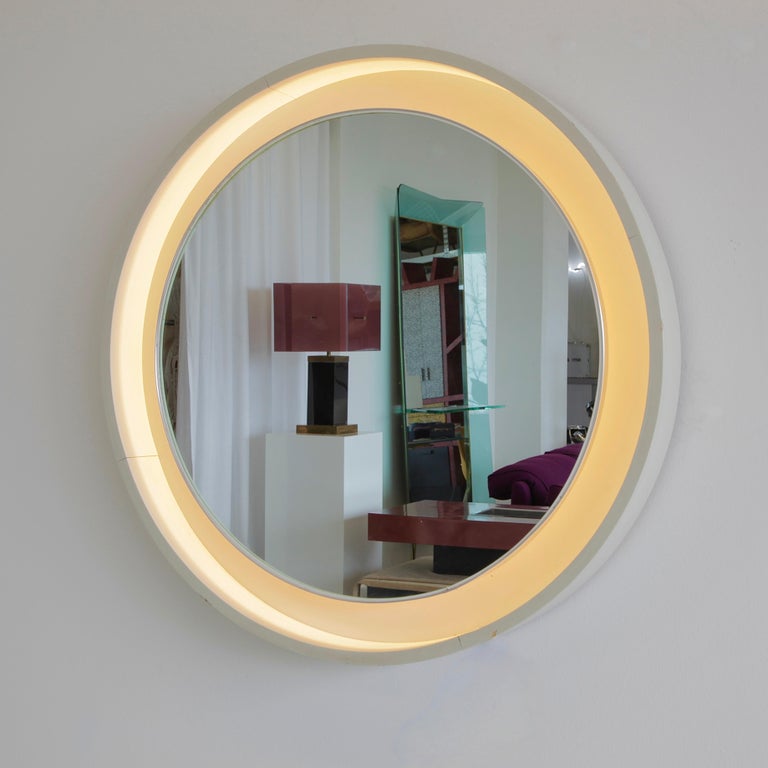 Large Round Illuminated Wooden Mirror, 1970s In Fair Condition For Sale In Berlin, Berlin