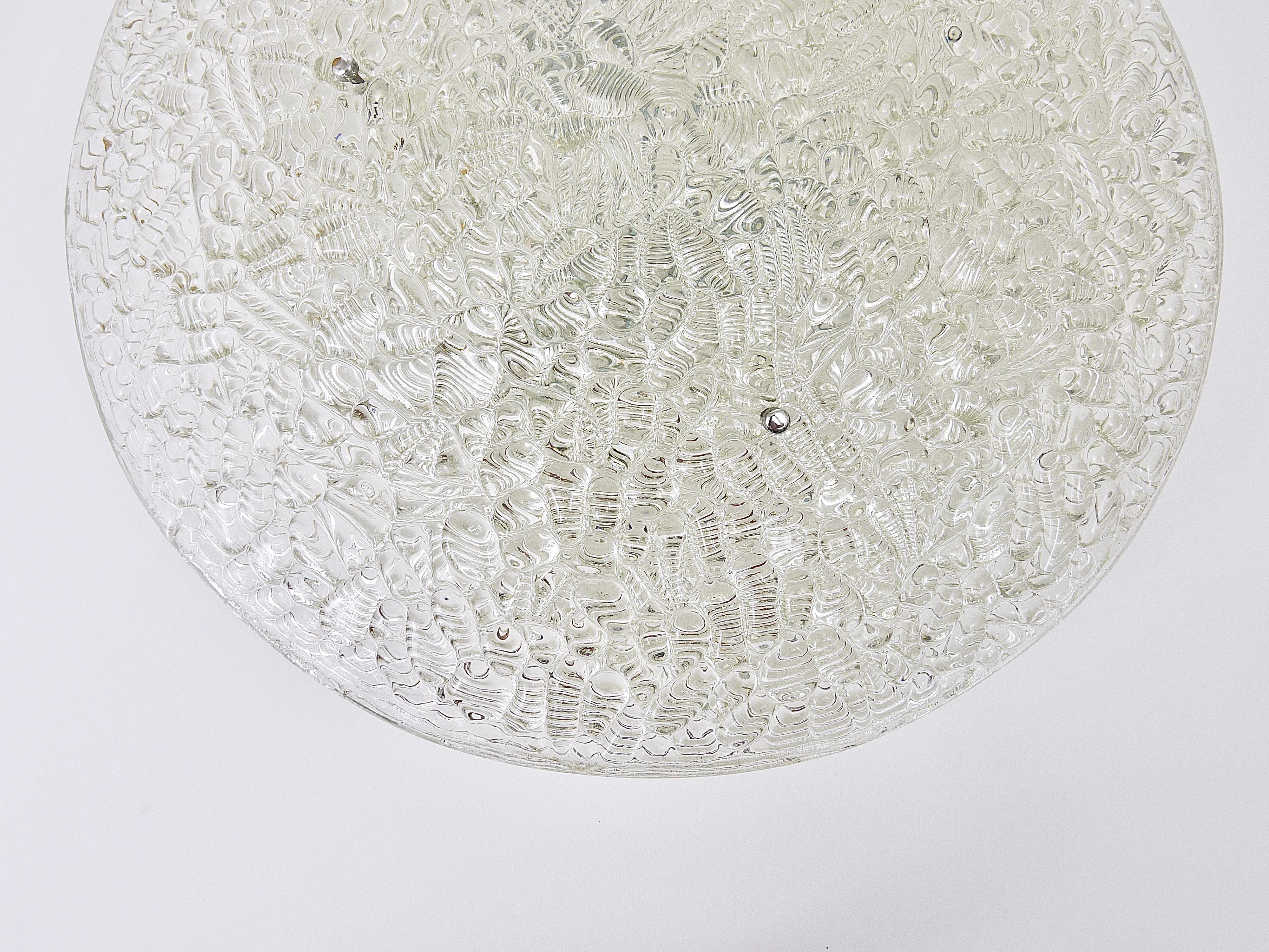 Large Round J. T. Kalmar Mid-Century Textured Glass Flush Mount,  Austria, 1960s In Good Condition For Sale In Vienna, AT