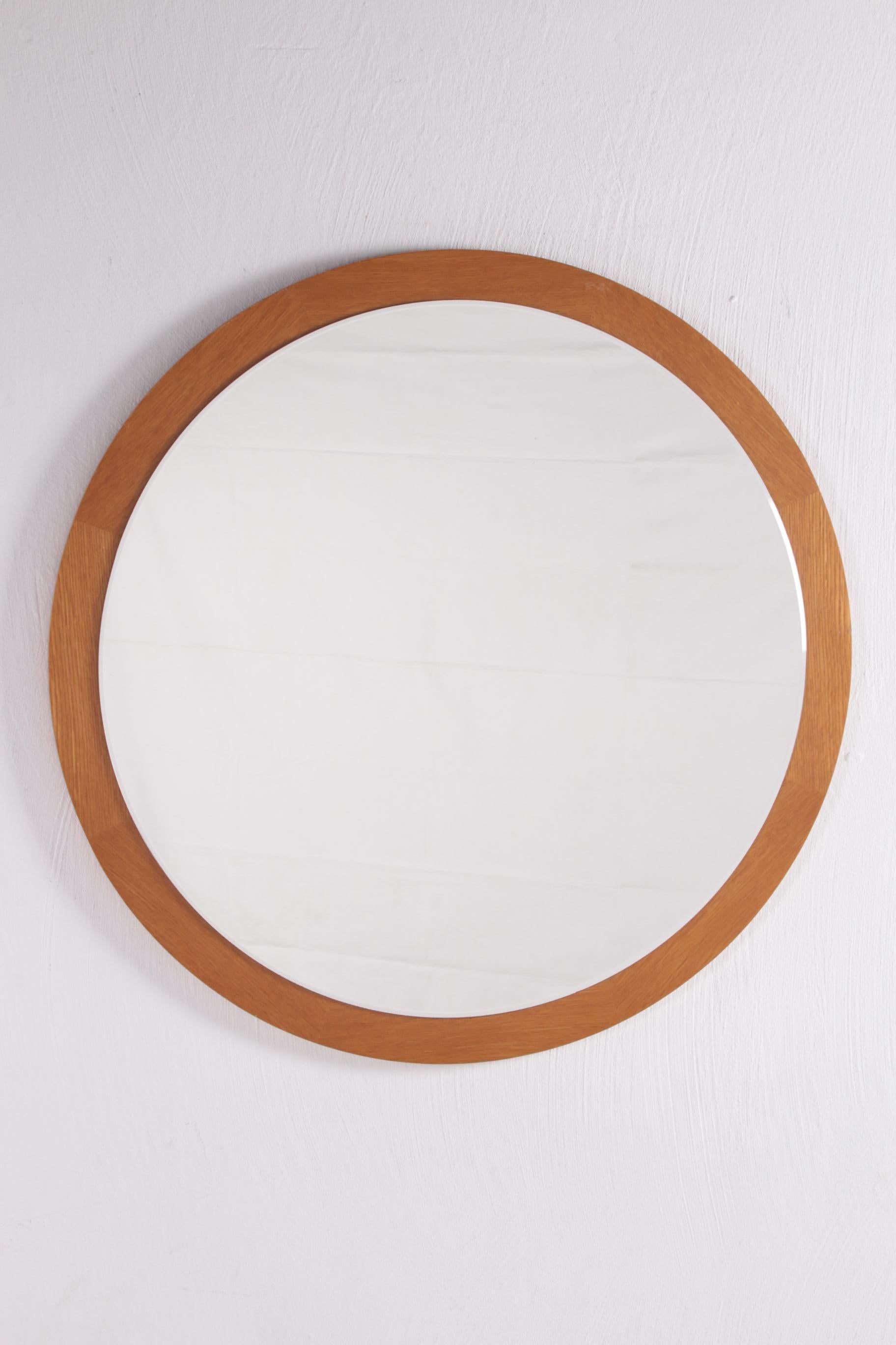 Large round light wooden wall mirror, 1960s


Beautiful large round mirror made in Denmark around the 60s

The mirror is fixed on a round light wooden surface. This gives the mirror a nice edge of warm color.

The simple mirror fits perfectly