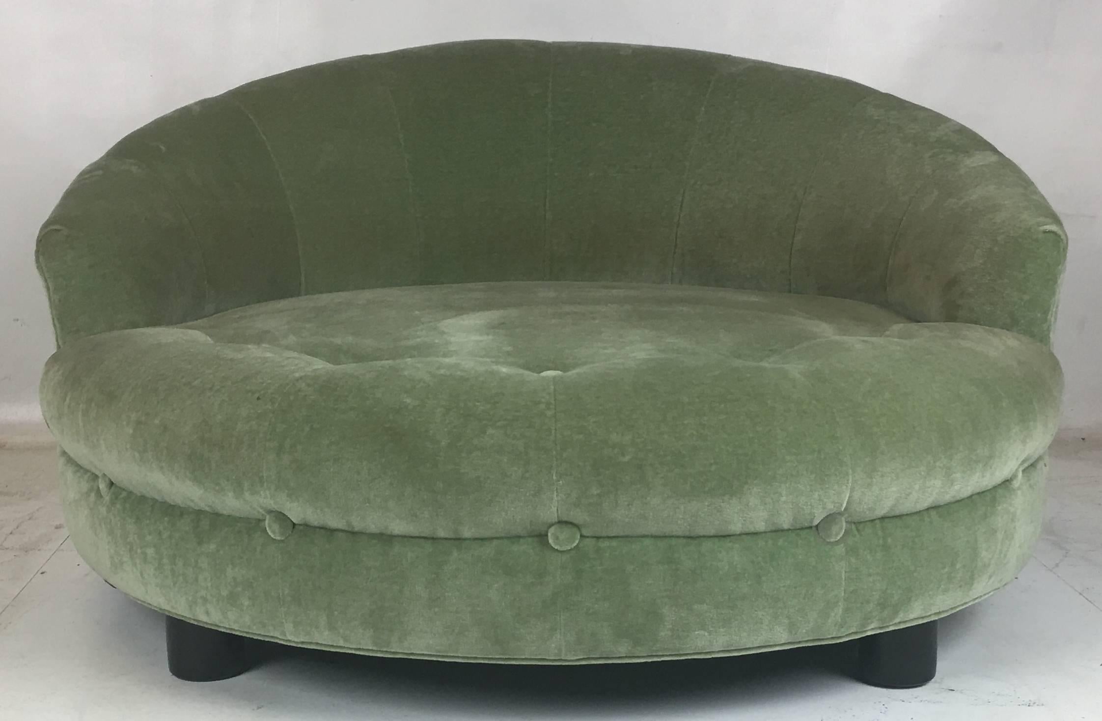 Mid-Century Modern Large Round Lounge Daybed Attributed to Milo Baughman