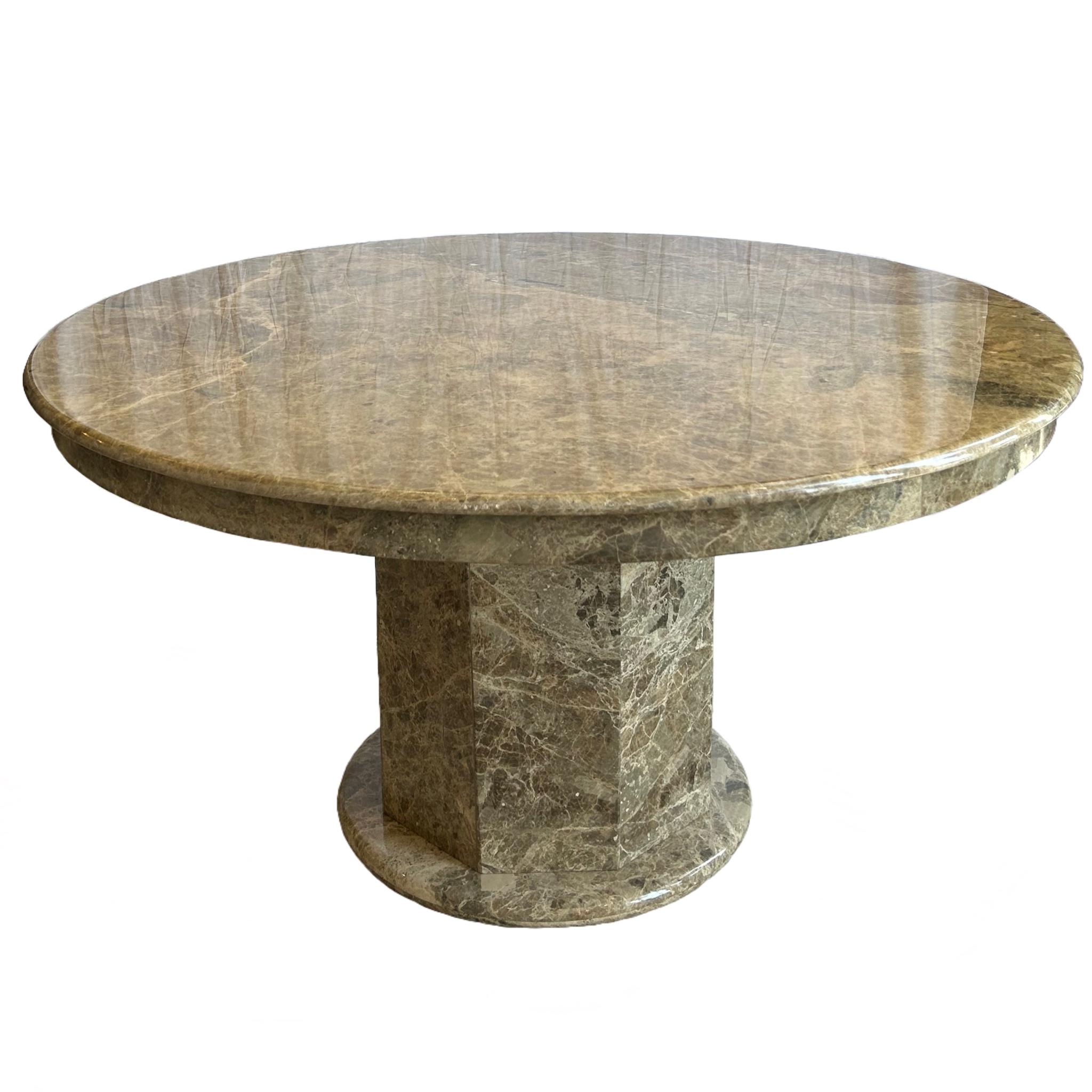 Grande table ronde en marbre sur une base de pilier à 8 côtés

Marbre Noir et Tan avec veines blanches

