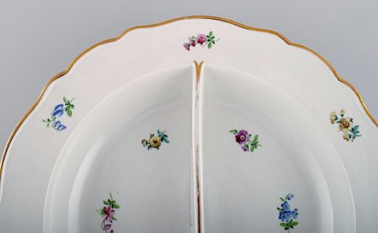 Large round Meissen bowl with room divider in hand-painted porcelain with flowers and gold decoration. 
Late 19th century.
Measures: 34 x 6.5 cm.
In excellent condition.
Stamped.
2nd factory quality.