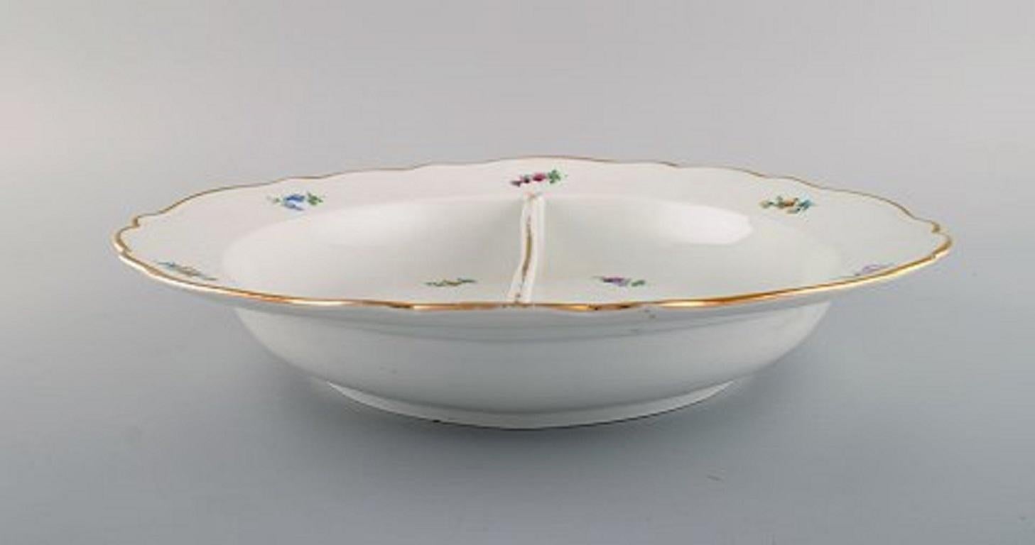 Large Round Meissen Bowl with Room Divider in Hand-Painted Porcelain In Excellent Condition For Sale In Copenhagen, DK