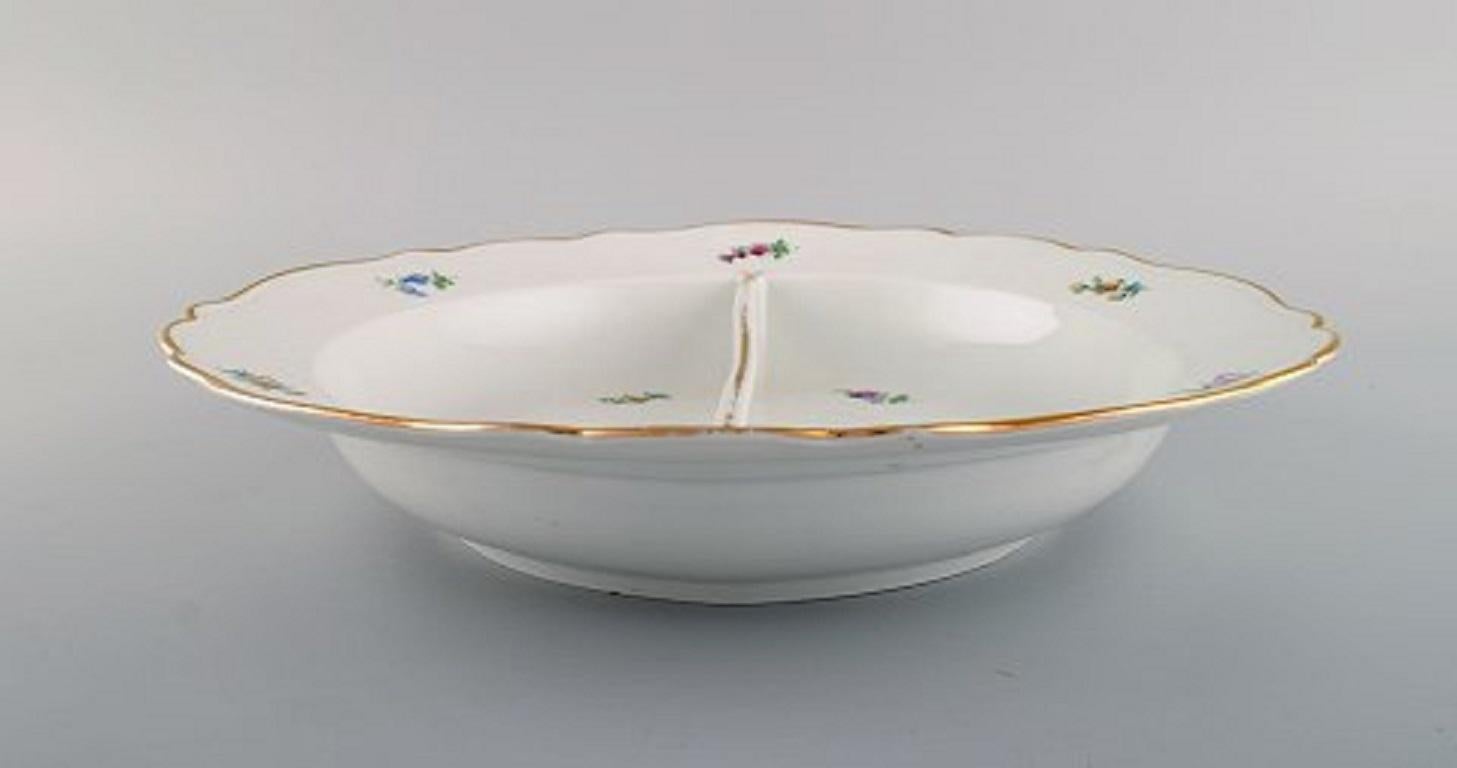 Peint à la main Grand bol rond de Meissen avec séparation de pièce en porcelaine peinte à la main en vente