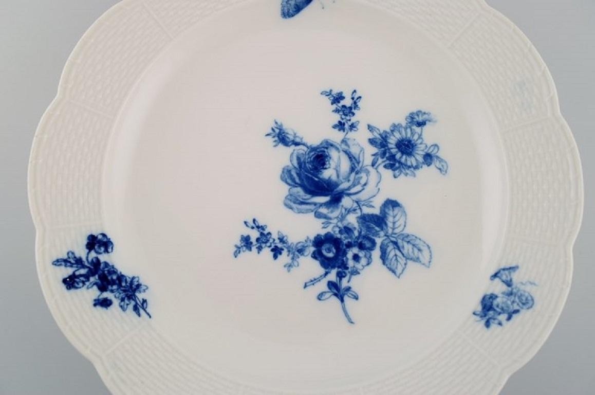 Large round Meissen dish in hand-painted porcelain. 
Butterfly and blue flowers. 
Late 19th century.
Measures: 31.5 x 5.5 cm.
In excellent condition.
Stamped.
3rd factory quality.