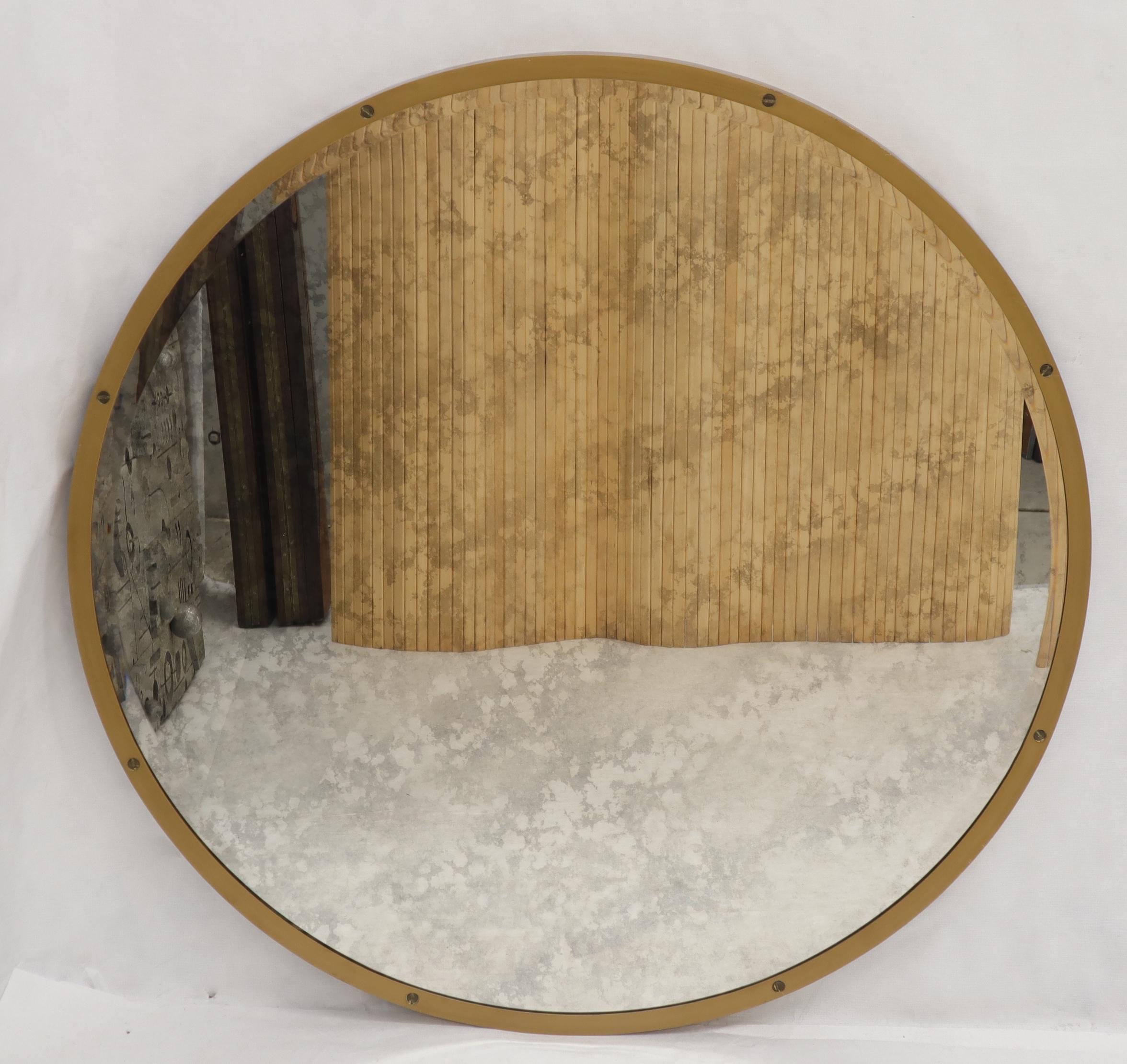 Inconnu Grand miroir mural à cadre métallique rond avec détails en forme de tête de vis en vente