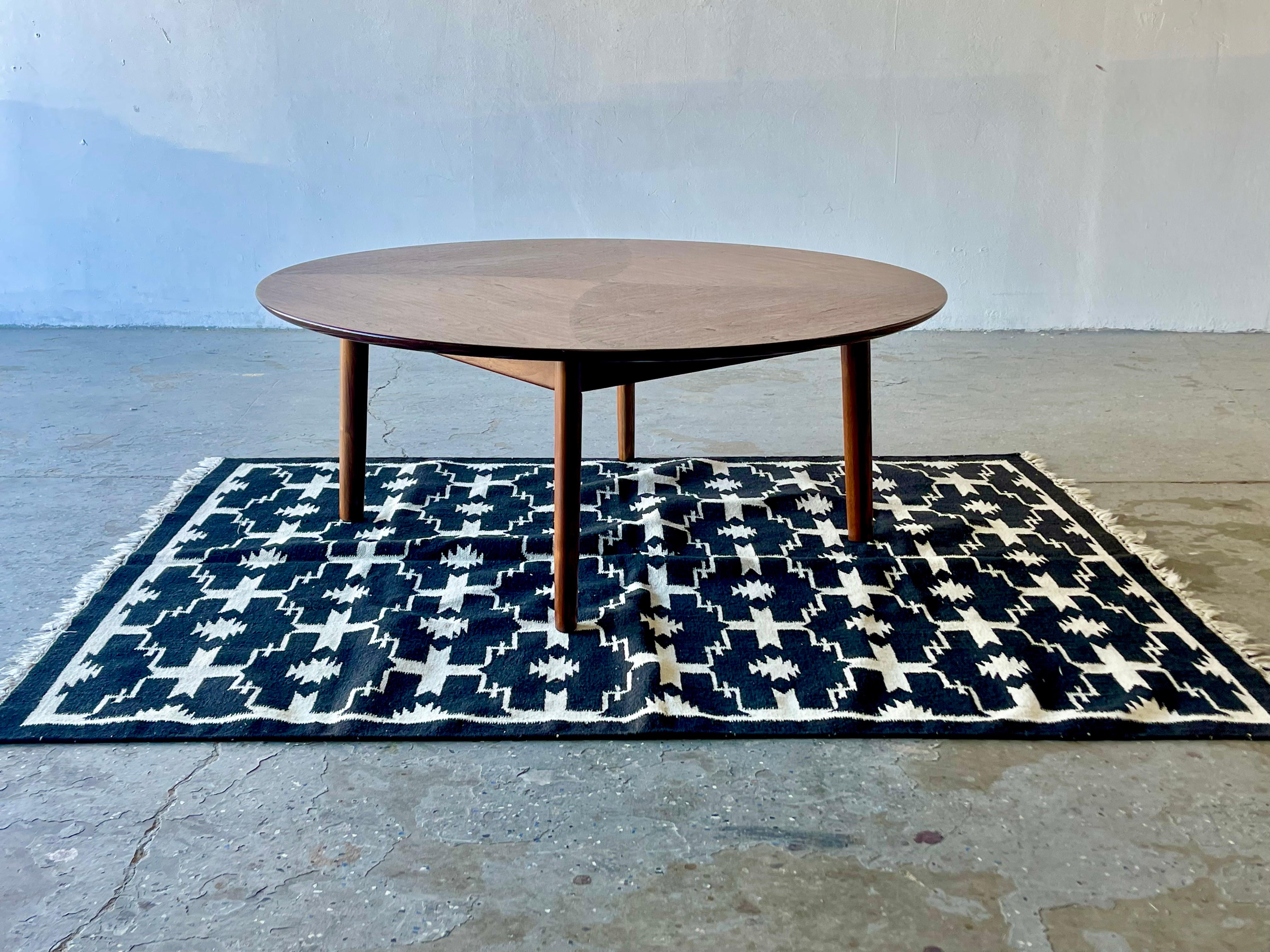 This is the rarely-seen round coffee table from Drexel's Parallel collection by Barney Flagg.. The top has beautiful walnut grain arranged in a swirl pattern.

Table has been refinished 


Measures: 48” X 48” 19 high.