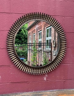 Espejo redondo grande de mediados de siglo de metal dorado con reflejos de sol