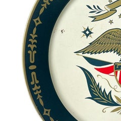 Grand plateau de service rond du milieu du siècle dernier à motif d'aigle en métal rouge, blanc et bleu