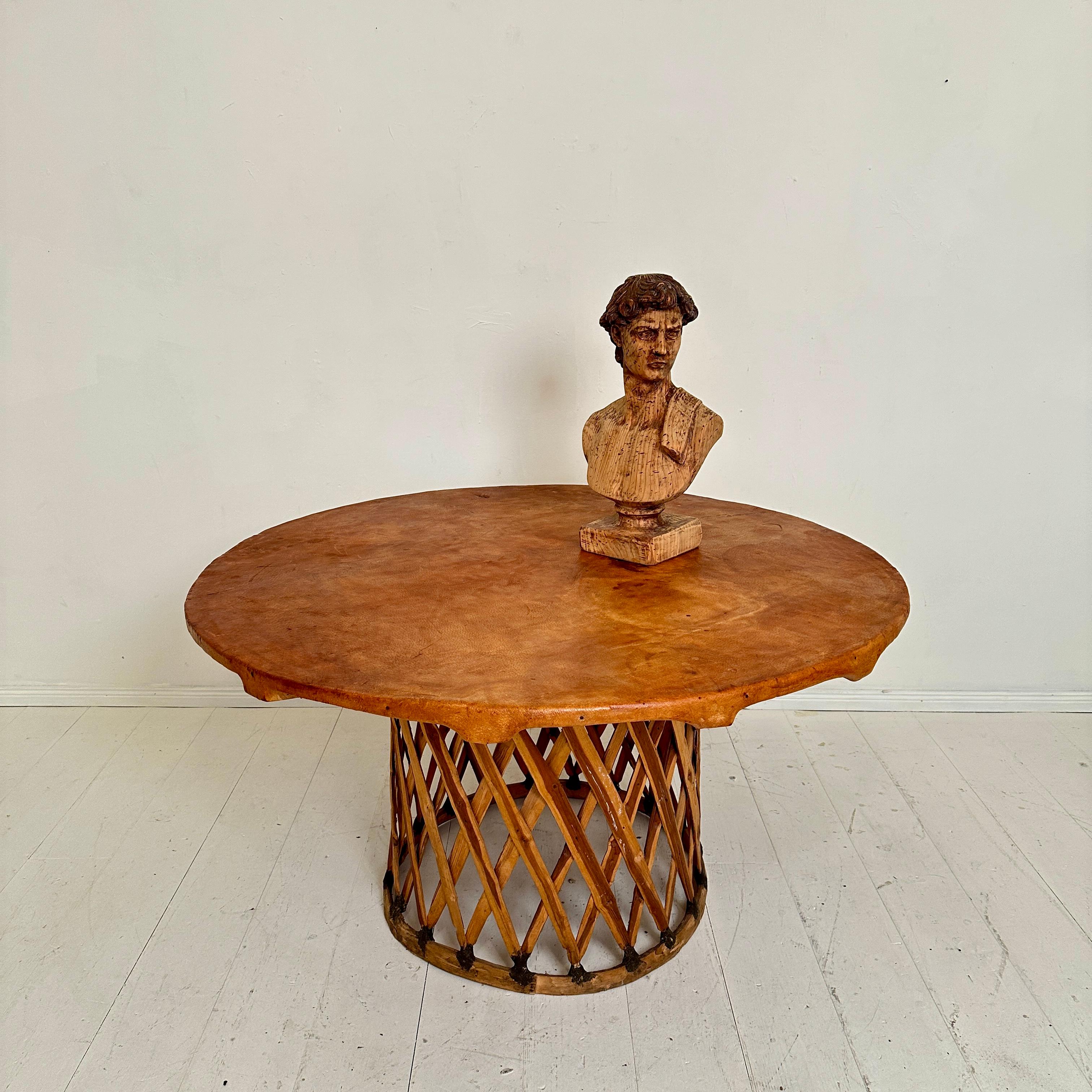 Grande table de salle à manger mexicaine ronde en cuir Equipales, vers 1970 en vente 4