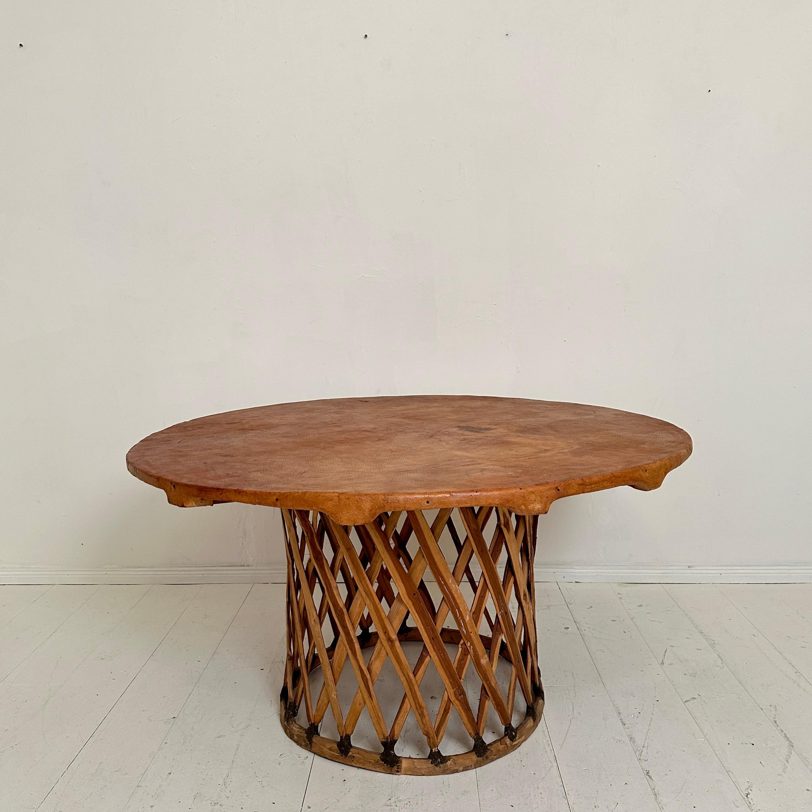 Mid-Century Modern Grande table de salle à manger mexicaine ronde en cuir Equipales, vers 1970 en vente