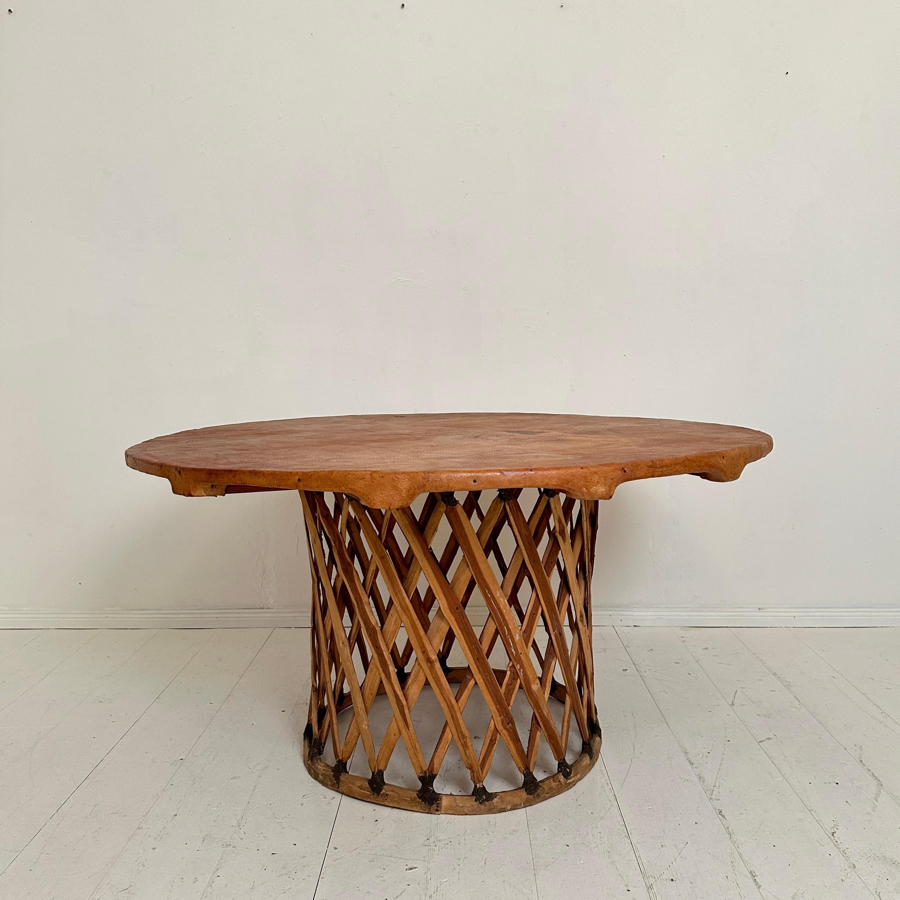 Grande table de salle à manger mexicaine ronde en cuir Equipales, vers 1970 Bon état - En vente à Berlin, DE