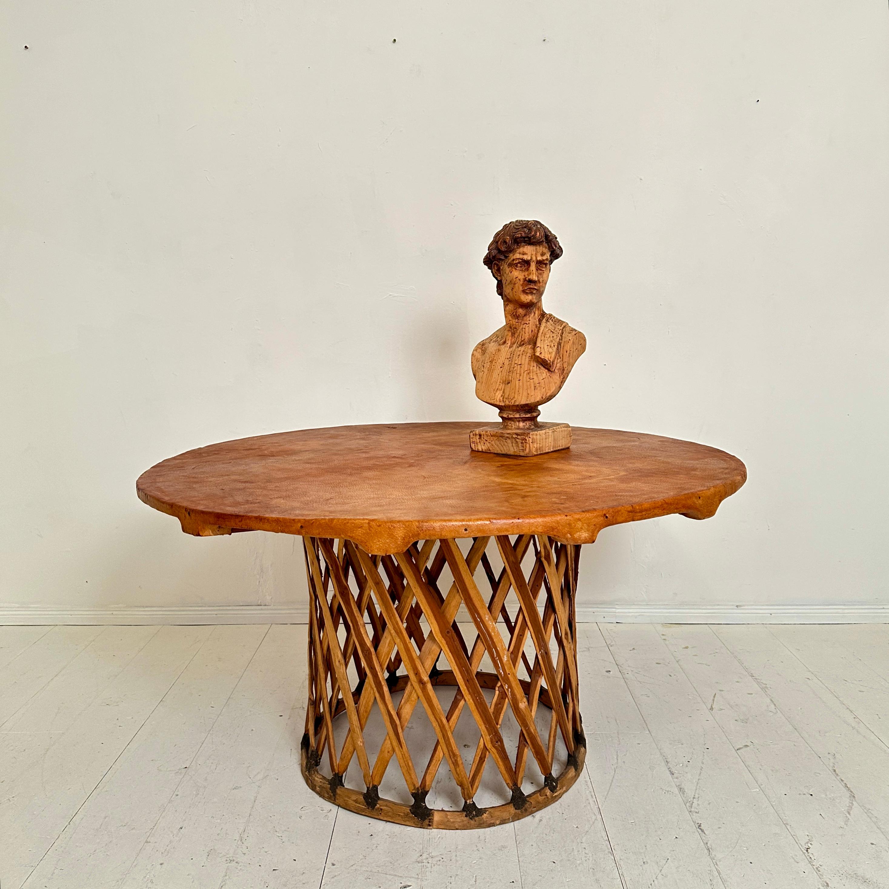 Cuir Grande table de salle à manger mexicaine ronde en cuir Equipales, vers 1970 en vente