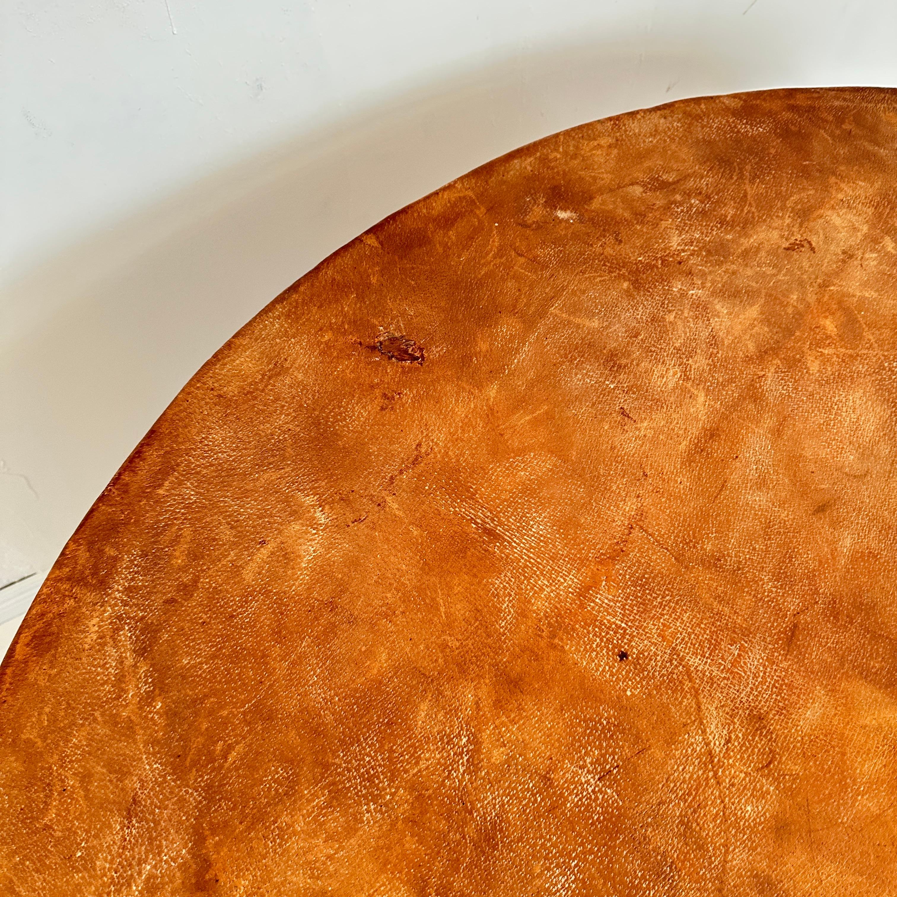 Grande table de salle à manger mexicaine ronde en cuir Equipales, vers 1970 en vente 1