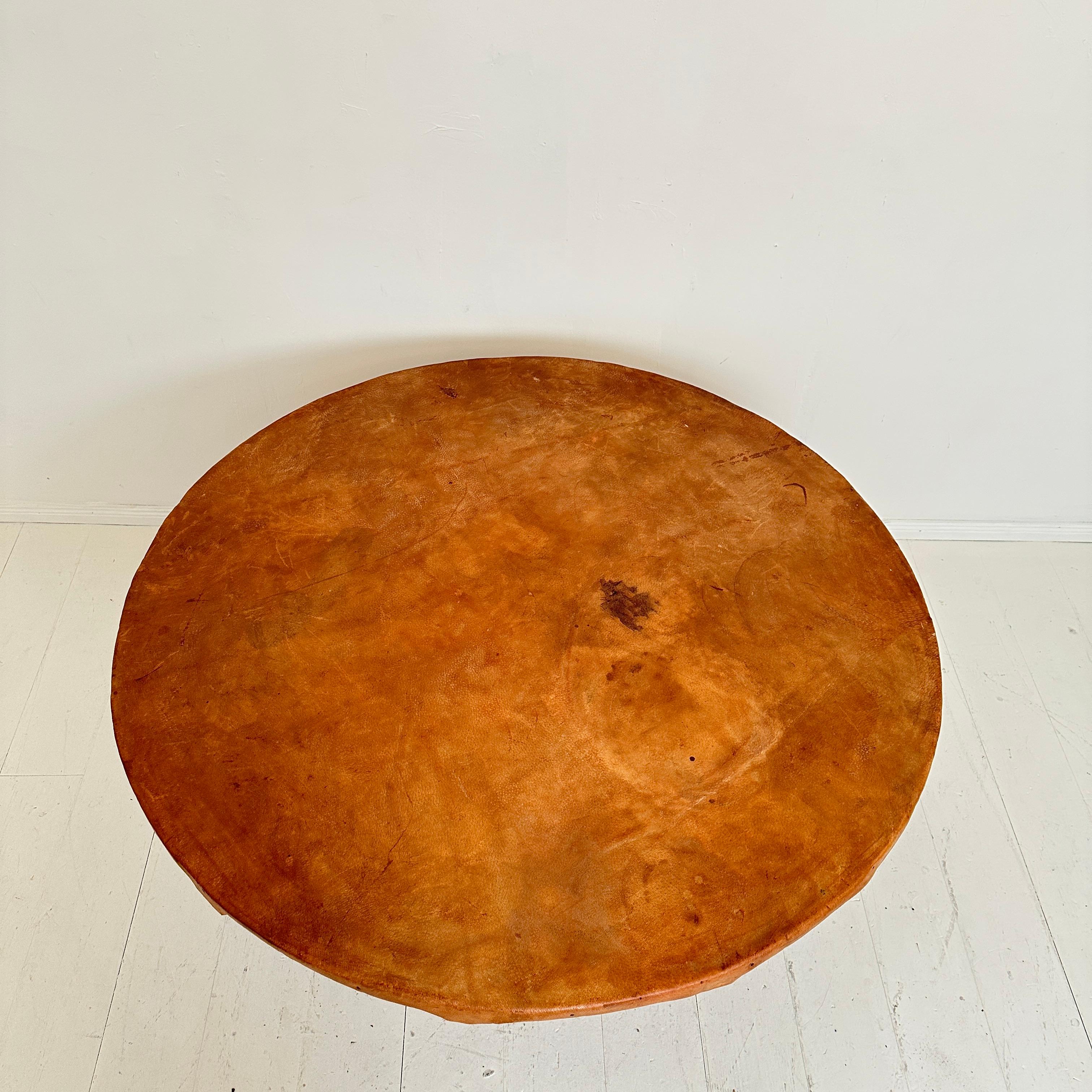 Grande table de salle à manger mexicaine ronde en cuir Equipales, vers 1970 en vente 2