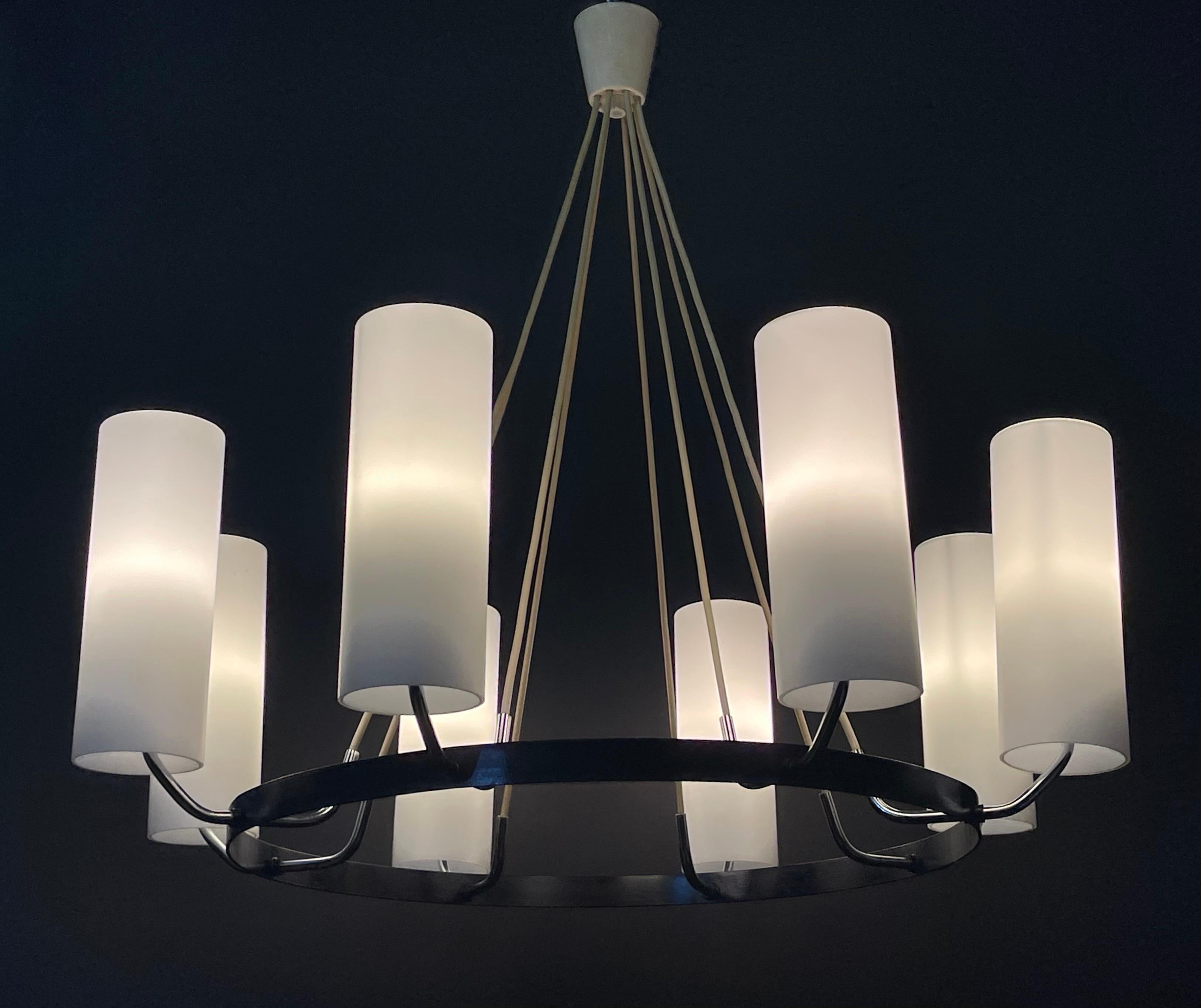 A large, round mid -century modern eight - light milk glass, chrome and black lacquered metal chandelier attr. to Kaiser Leuchten, Germany, ca. 1950s.
Socket: 8 x E27 or E26 ( US) for standard screw bulbs.
The condition is excellent.




