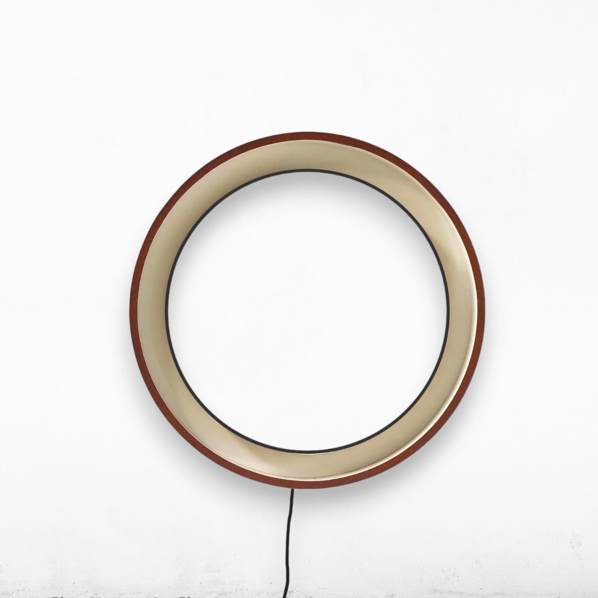 Scandinavian Modern Large Round Mirror in Wood with Lighting, Italy, 1970s For Sale