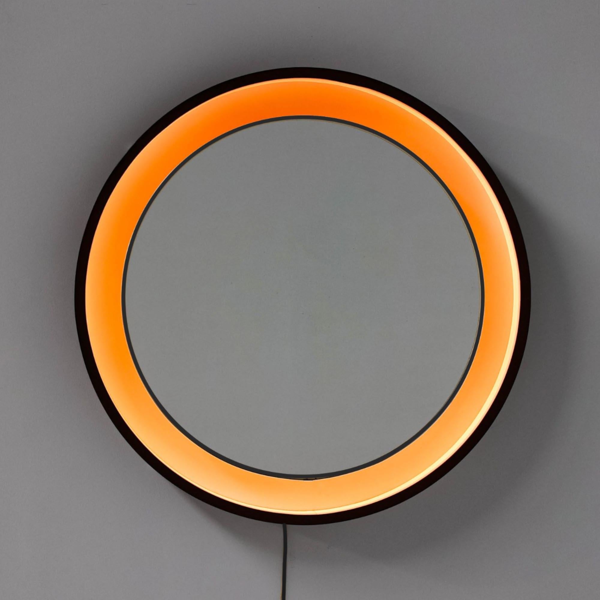 Fin du 20e siècle Grand miroir rond en bois avec éclairage, Italie, 1970 en vente