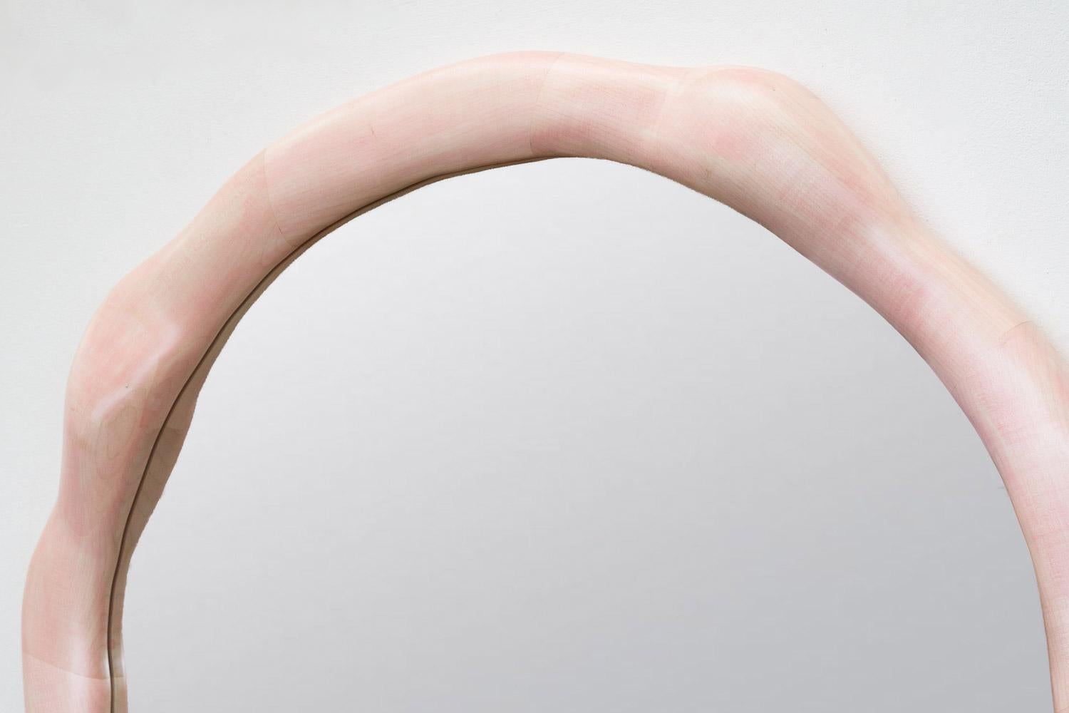 XXIe siècle et contemporain Grand miroir rond avec cadre en érable blanchi et Wood Wood Satin par Alexander Knysch en vente