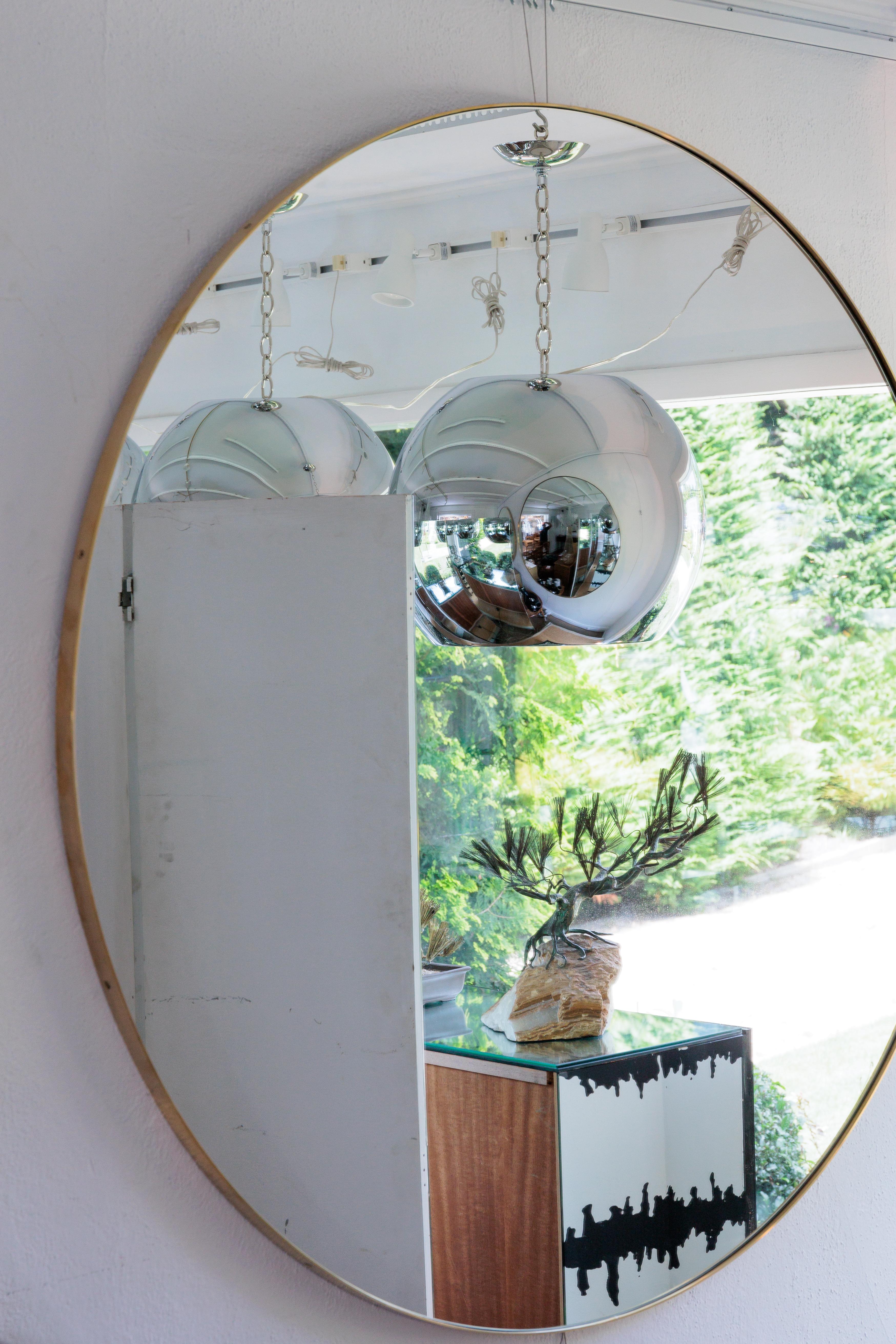 Mid-Century Modern Grand miroir rond avec détails en laiton en vente