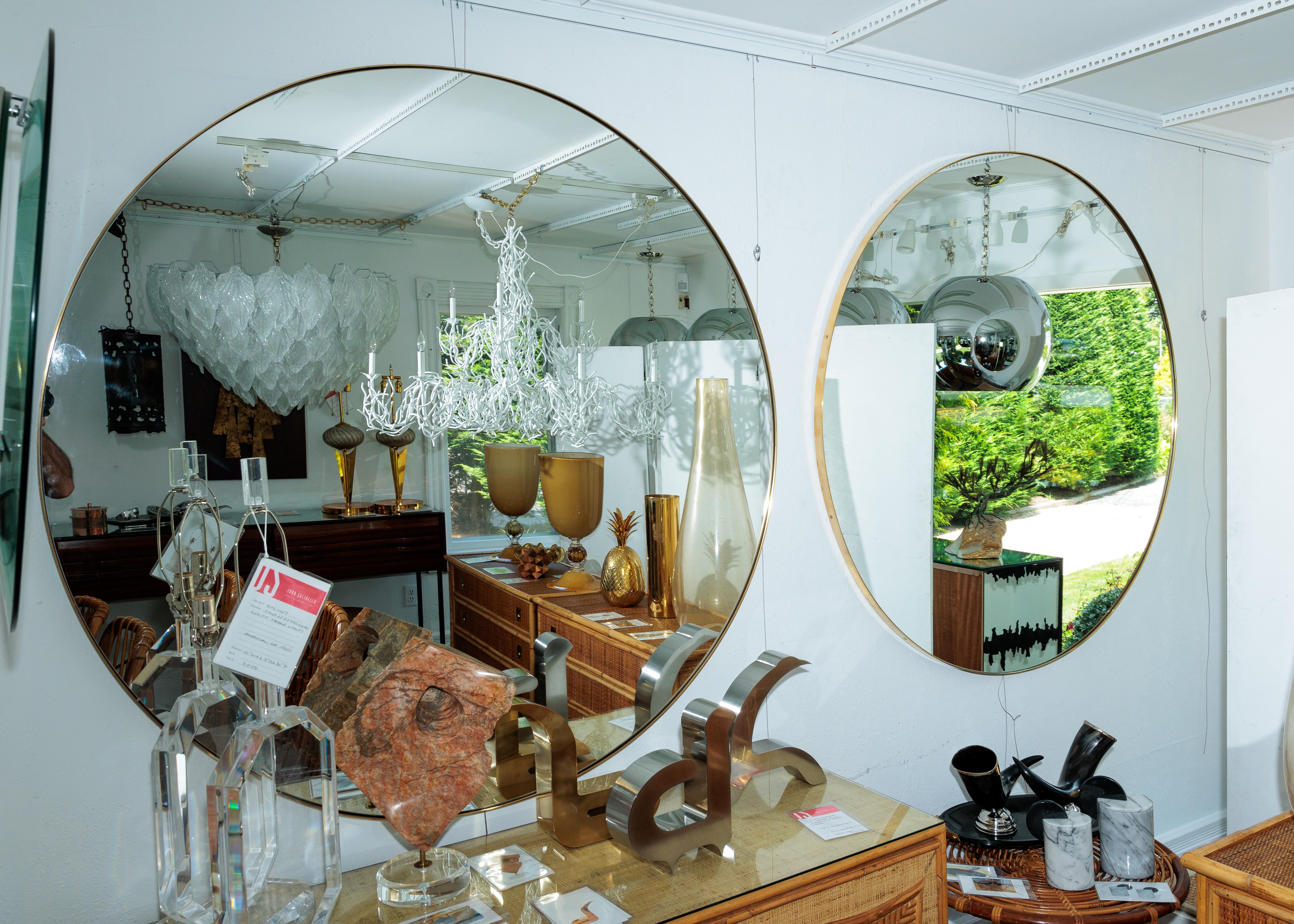 Grand miroir rond avec détails en laiton Excellent état - En vente à Bridgehampton, NY