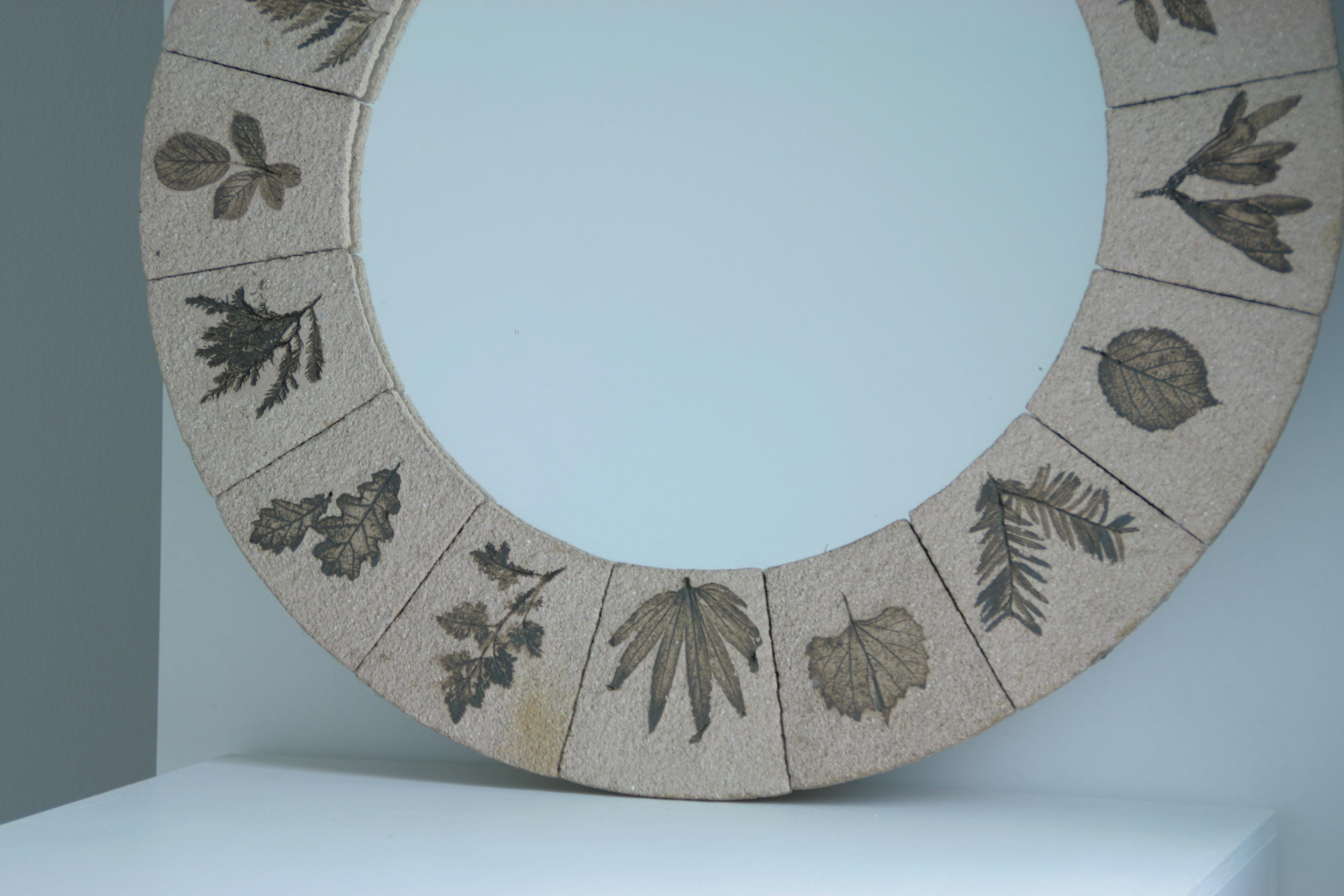 large round mirror with herbarium motif, France 1960 In Good Condition For Sale In GRENOBLE, FR