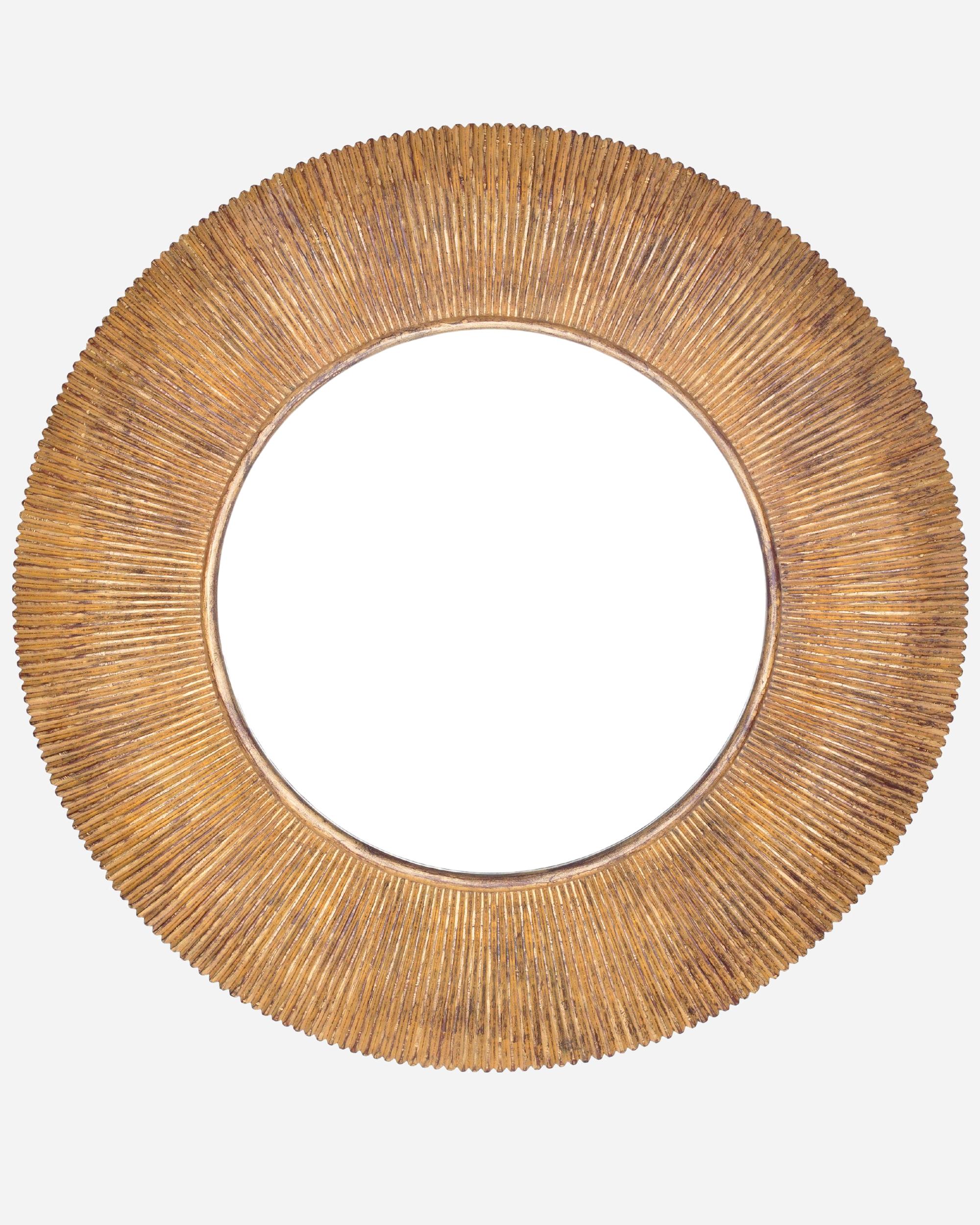 Grande specchio con cornice rotonda in legno intagliato e dorato con decorazione a pieghe e doratura patinata.
Diametro: 119,5 cm (47 pollici)
Spessore: 3,5 cm (1,38 pollici)

Biografia

Christopher Guy, Francia (1960-2020)

Designer britannico di