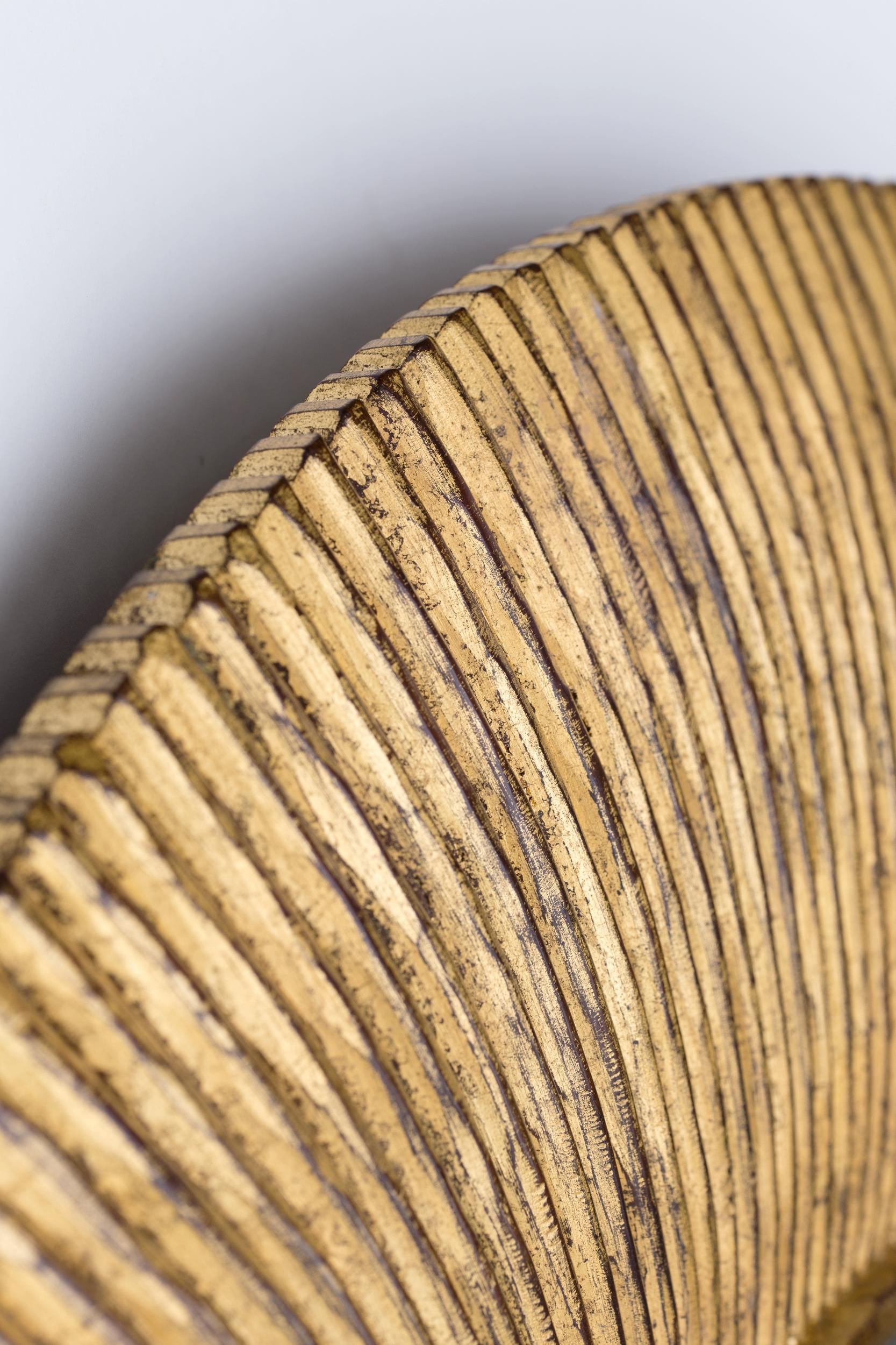 Dorato Grande specchio rotondo con decorazione a pieghe, di C.Guy, Indonesia, circa 1990 in vendita