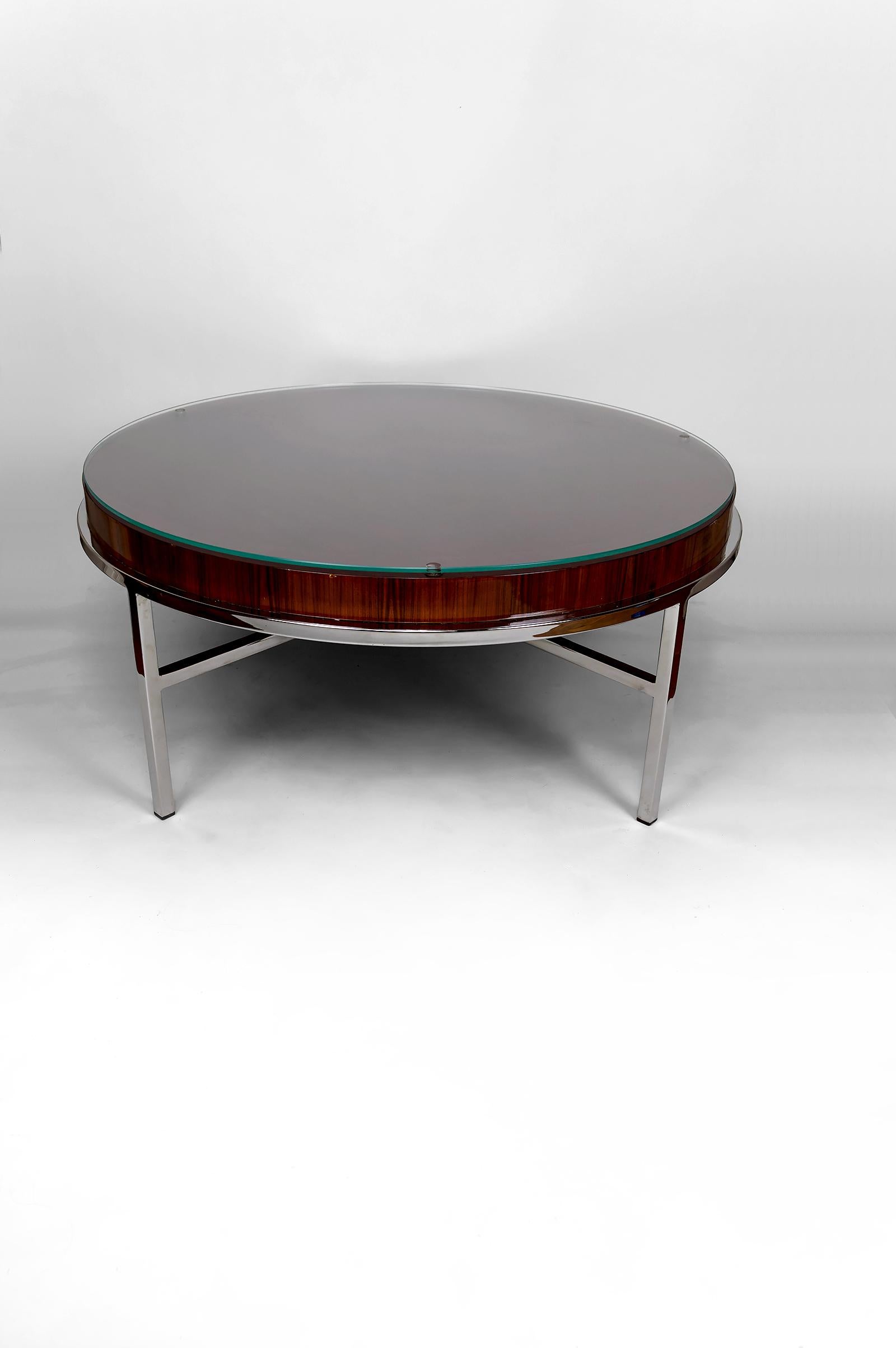 Modernist Coffee Table – Chrome & Exotic Wood – Italy, Circa 1960–1970

Elegant modernist coffee table crafted in Italy between 1960 and 1970.
This piece stands out with its sculptural chrome metal base paired with a circular top in exotic wood