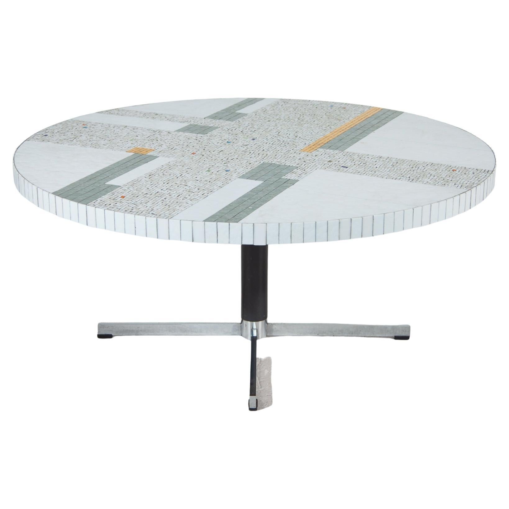 Grande table basse ronde en mosaïque de carreaux or et blancs, Design/One par Berthold Müller