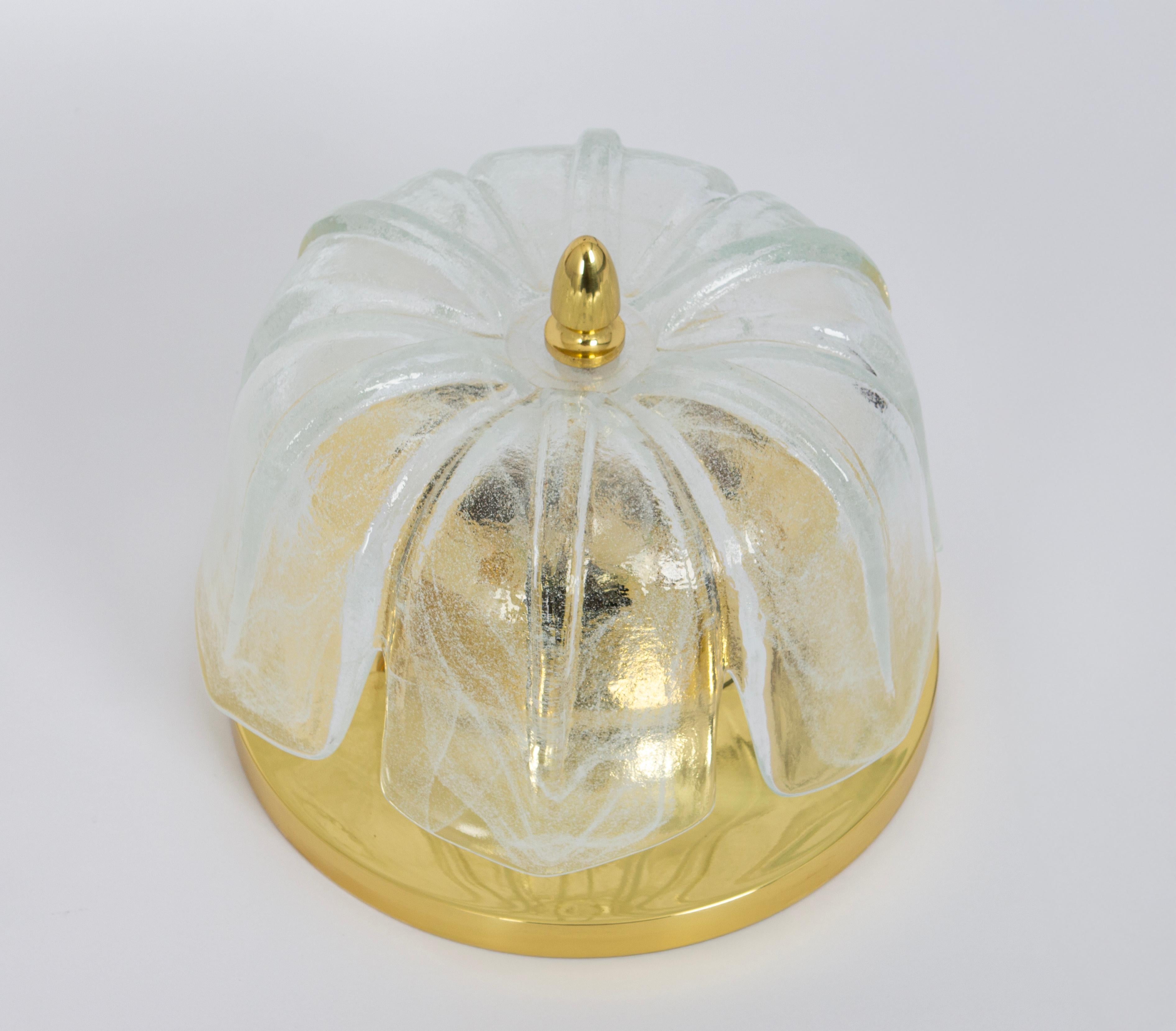 Merveilleuses lampes encastrées en verre rond de Limburg, Allemagne, années 1970.
Verre épais texturé fixé sur une base métallique en laiton.

Bonne qualité et bon état. Nettoyé, bien câblé et prêt à l'emploi. 

Chaque luminaire nécessite 3 ampoules