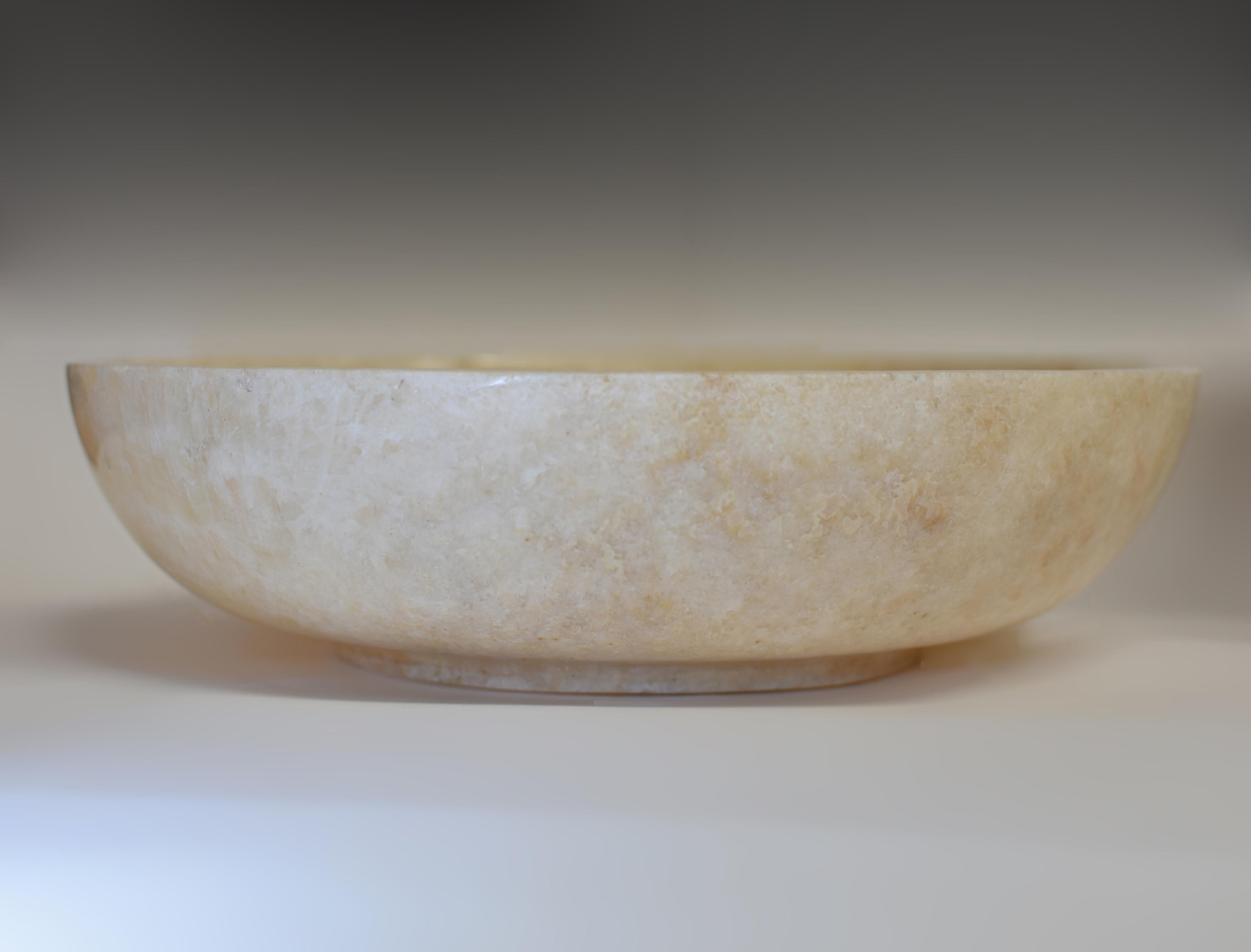 Questa fantastica ciotola rotonda da 12 pollici è una testimonianza della bellezza della pietra naturale. Realizzato in onice naturale massiccio e di prima qualità, mostra un accattivante gioco di sfumature crema, perla, oro e ruggine. Le intricate