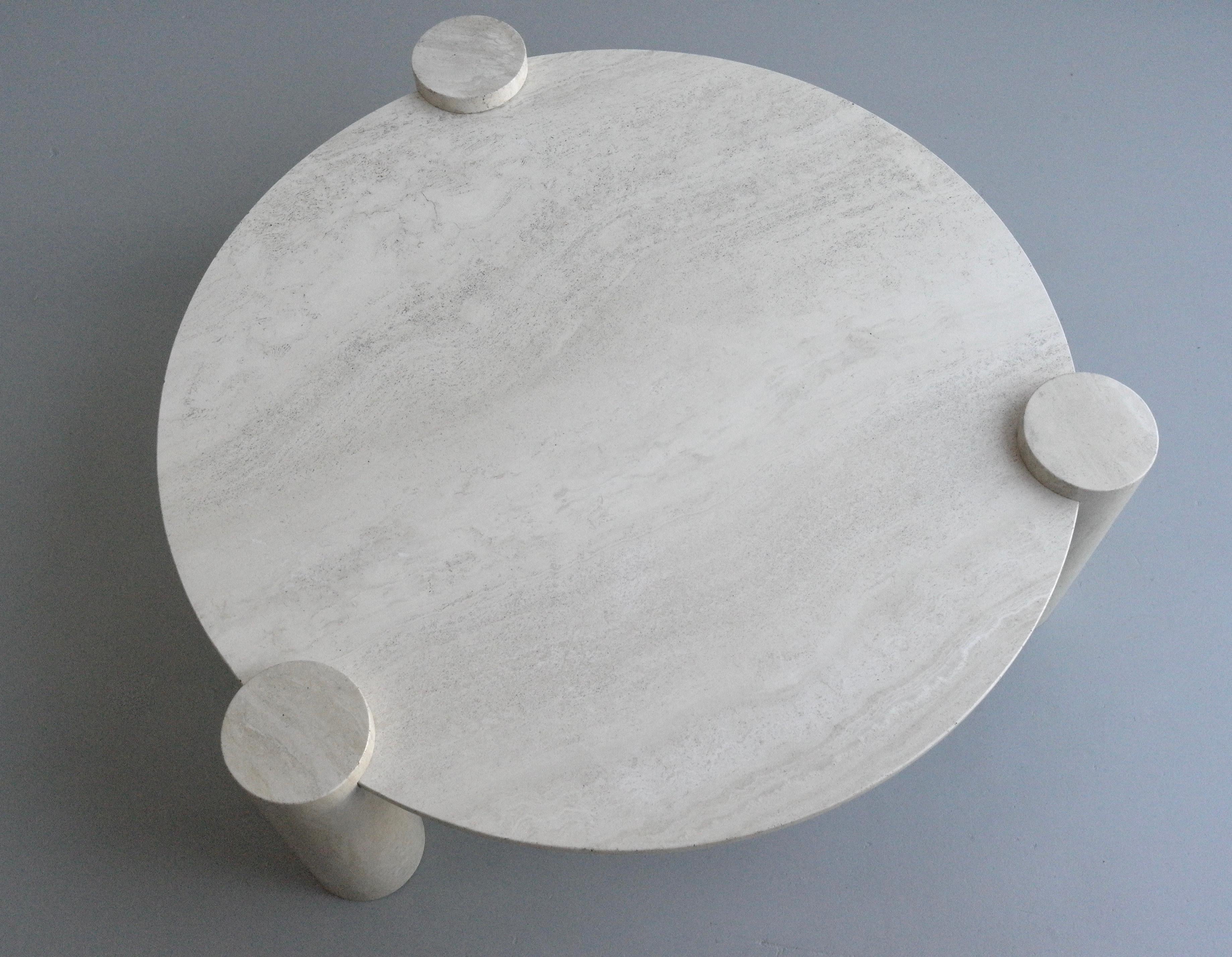 Large Round Organic Three Legged Travertine Coffee Table, Italy, 1970s In Good Condition In Den Haag, NL