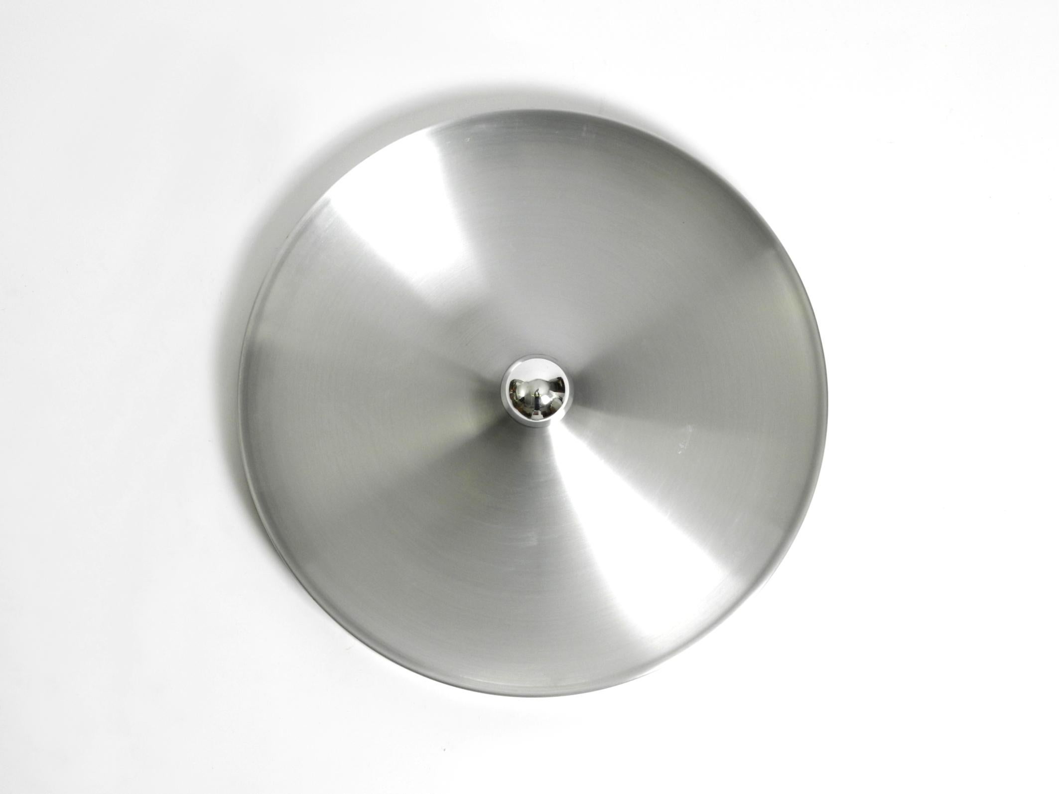 Lampada da soffitto o da parete in alluminio spazzolato opaco, minimalista, grande e originale, in stile Mid-Century Modern AGE. Tipico design da NO AGE degli anni '60. 
Il produttore è Honsel. Prodotto in Germania.
In condizioni vintage molto buone