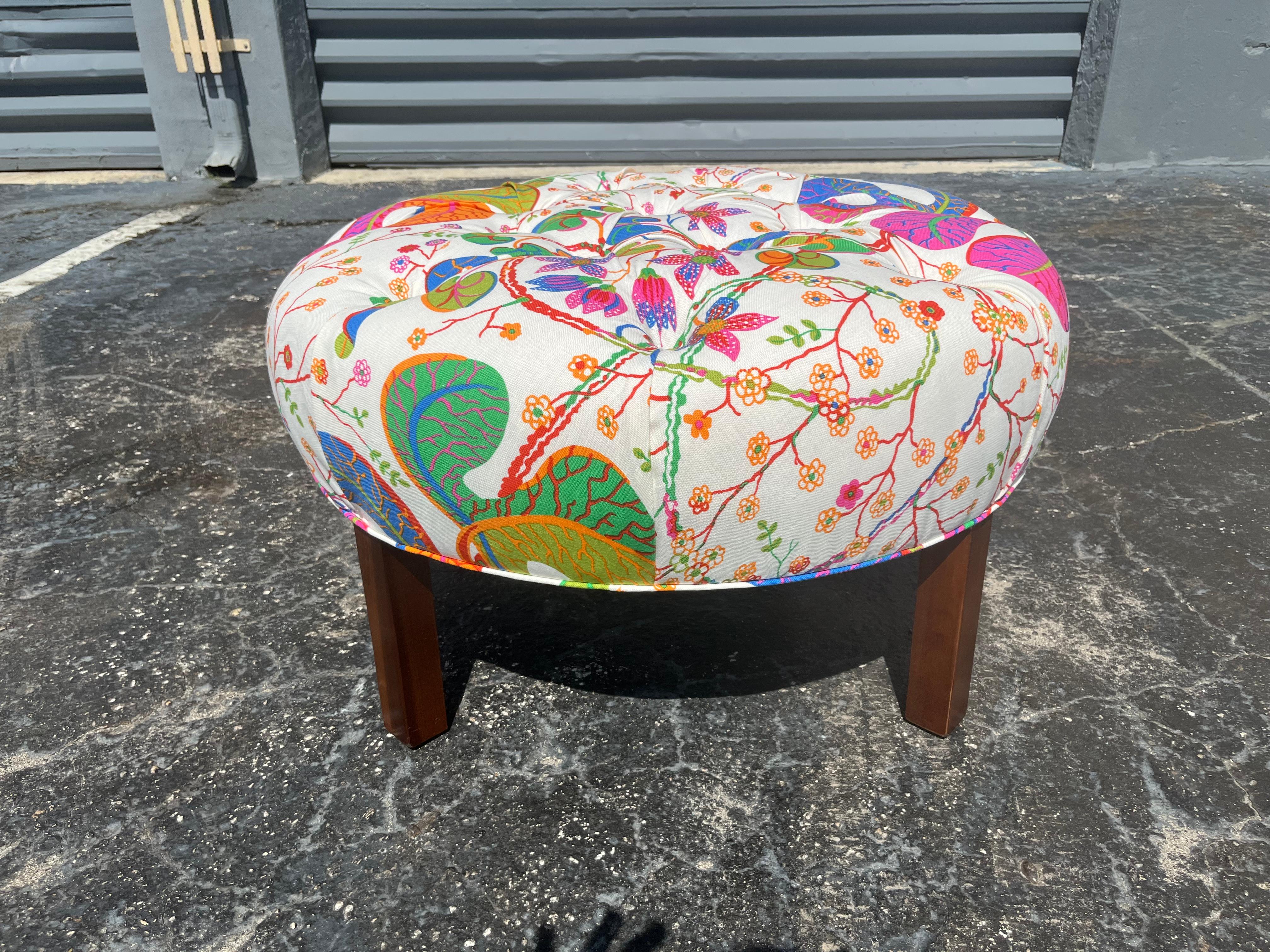 Grand pouf rond recouvert du tissu original Teheran 100 % lin de Josef Frank.
Prêt pour une nouvelle maison.