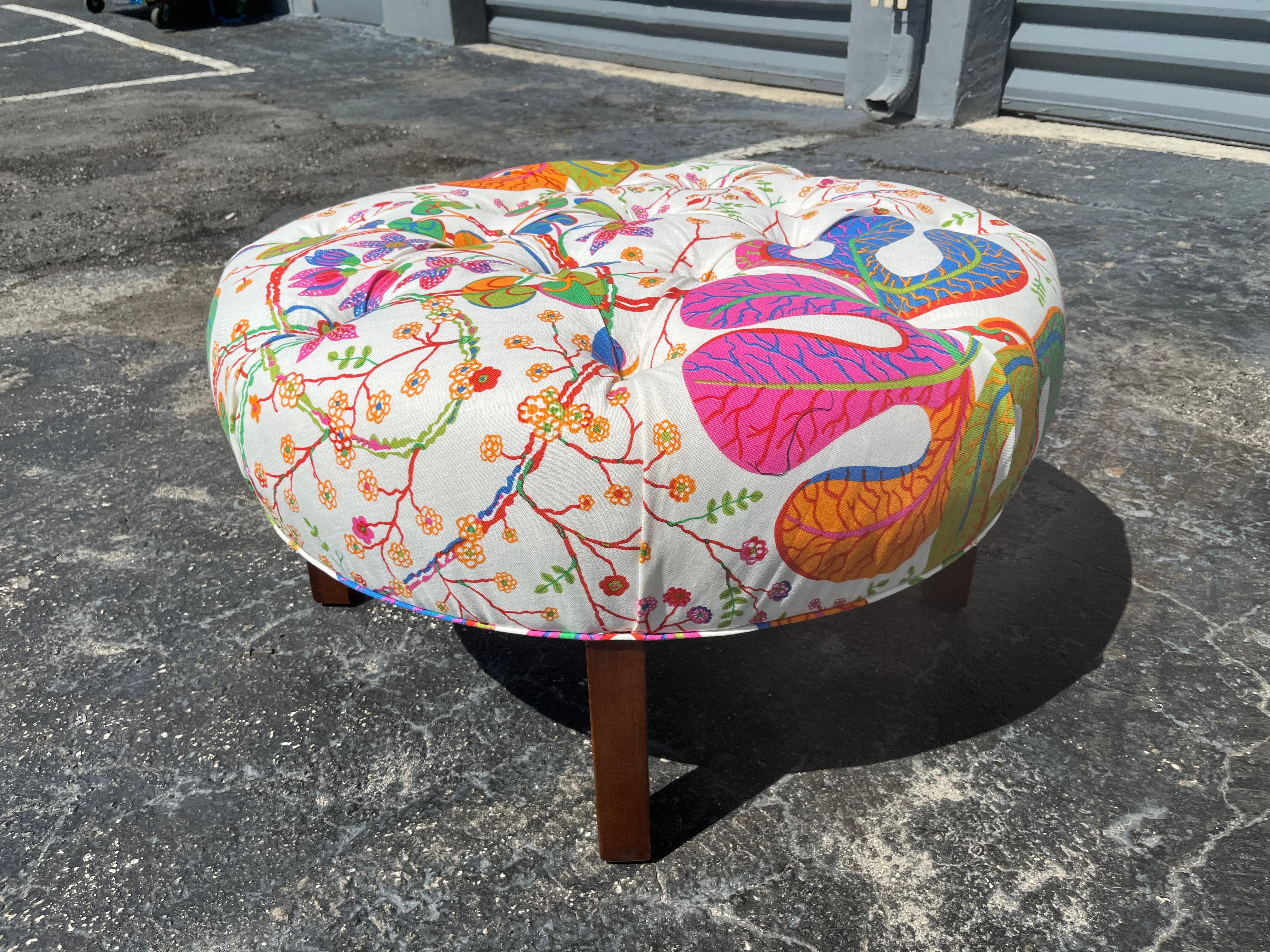 Américain Grand pouf rond Josef Frank Teheran en lin en vente